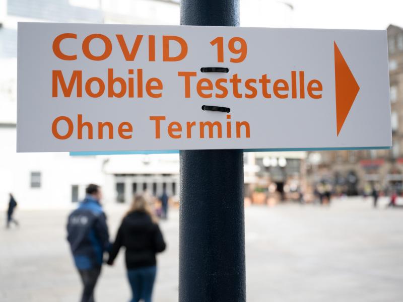 Der Weg zu einer Mobilen Teststelle auf Covid-19 ist in der Dortmunder Innenstadt ausgeschildert. Foto: Bernd Thissen/dpa (© Bernd Thissen)