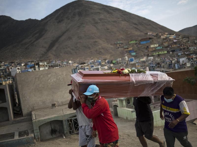 Die höchsten Übersterblichkeitsraten fanden die Wissenschaftler in den Anden-Staaten in Lateinamerika. Foto: Rodrigo Abd/AP/dpa (© Rodrigo Abd)
