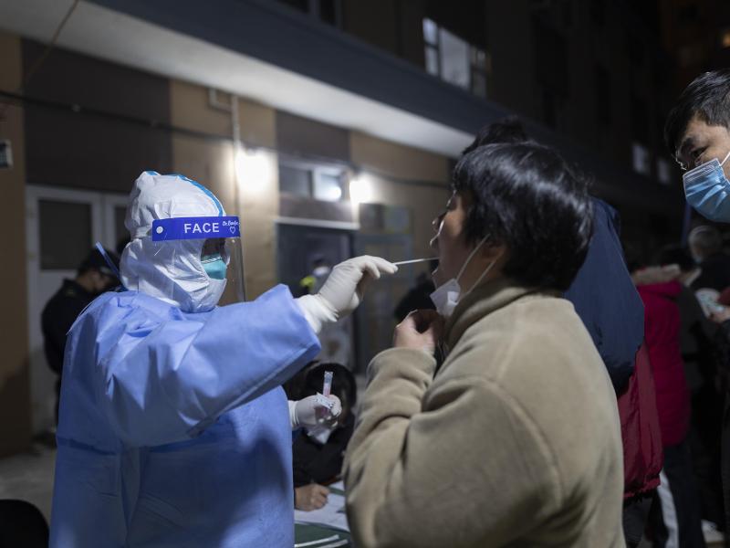 Eine Frau erhält einen Rachenabstrich für einen Coronavirus-Test. Die täglichen Neuinfektionen haben den höchsten Wert seit zwei Jahren erreicht. Foto: Uncredited/AP/dpa (© Uncredited)