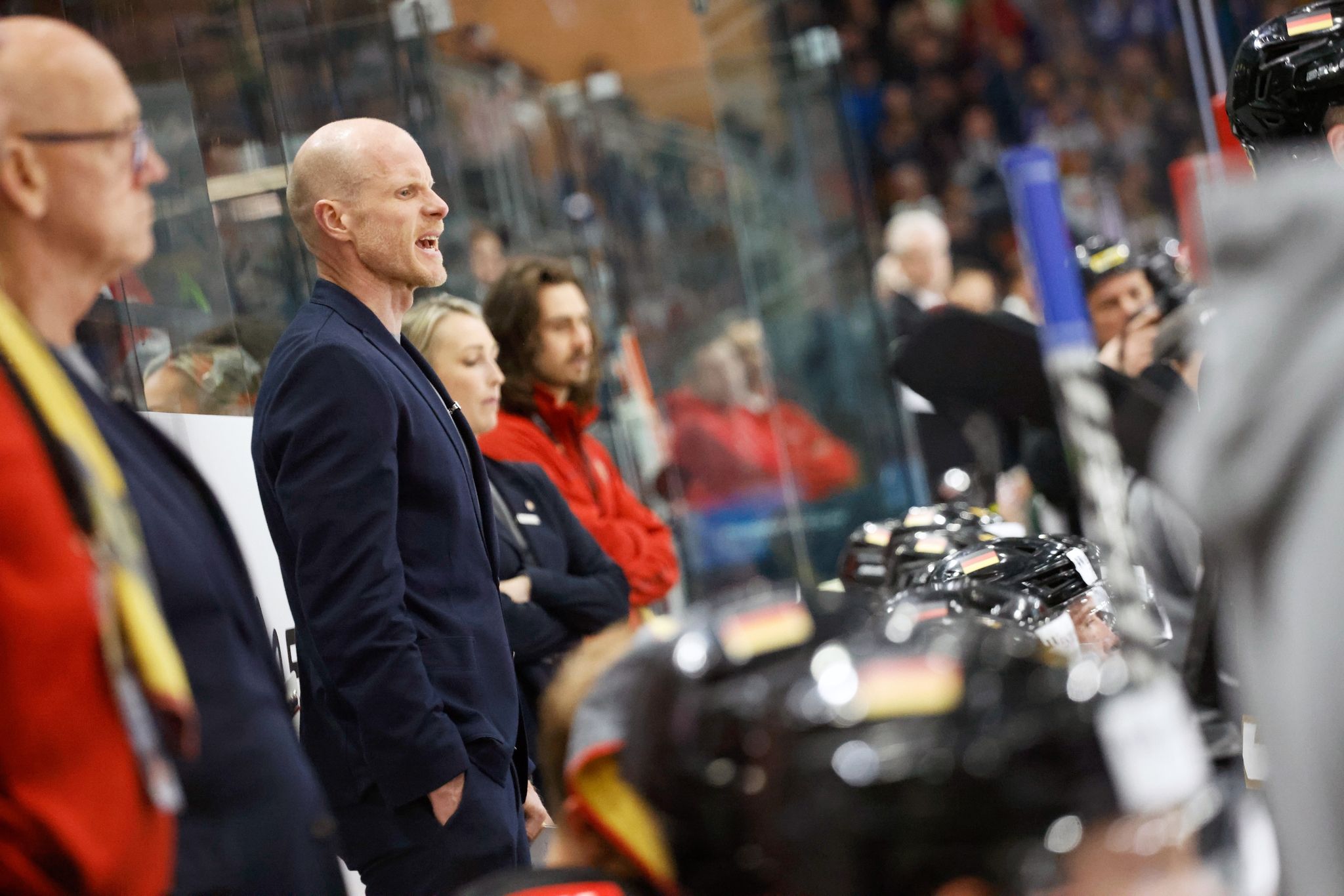 Toni Söderholm, Cheftrainer der Deutschen Hockey-Nationalmannschaft, steht am Spielfeldrand und gibt Kommandos. (© Philipp von Ditfurth/dpa)