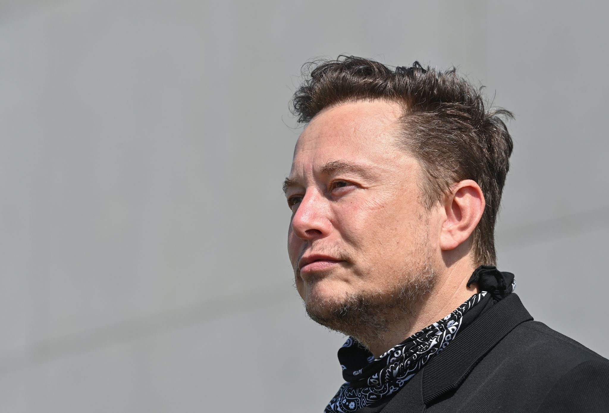 Tesla-Chef Elon Musk auf dem Gelände der Gigafactory in Grünheide bei Berlin. (© Patrick Pleul/dpa-Zentralbild/POOL/dpa)