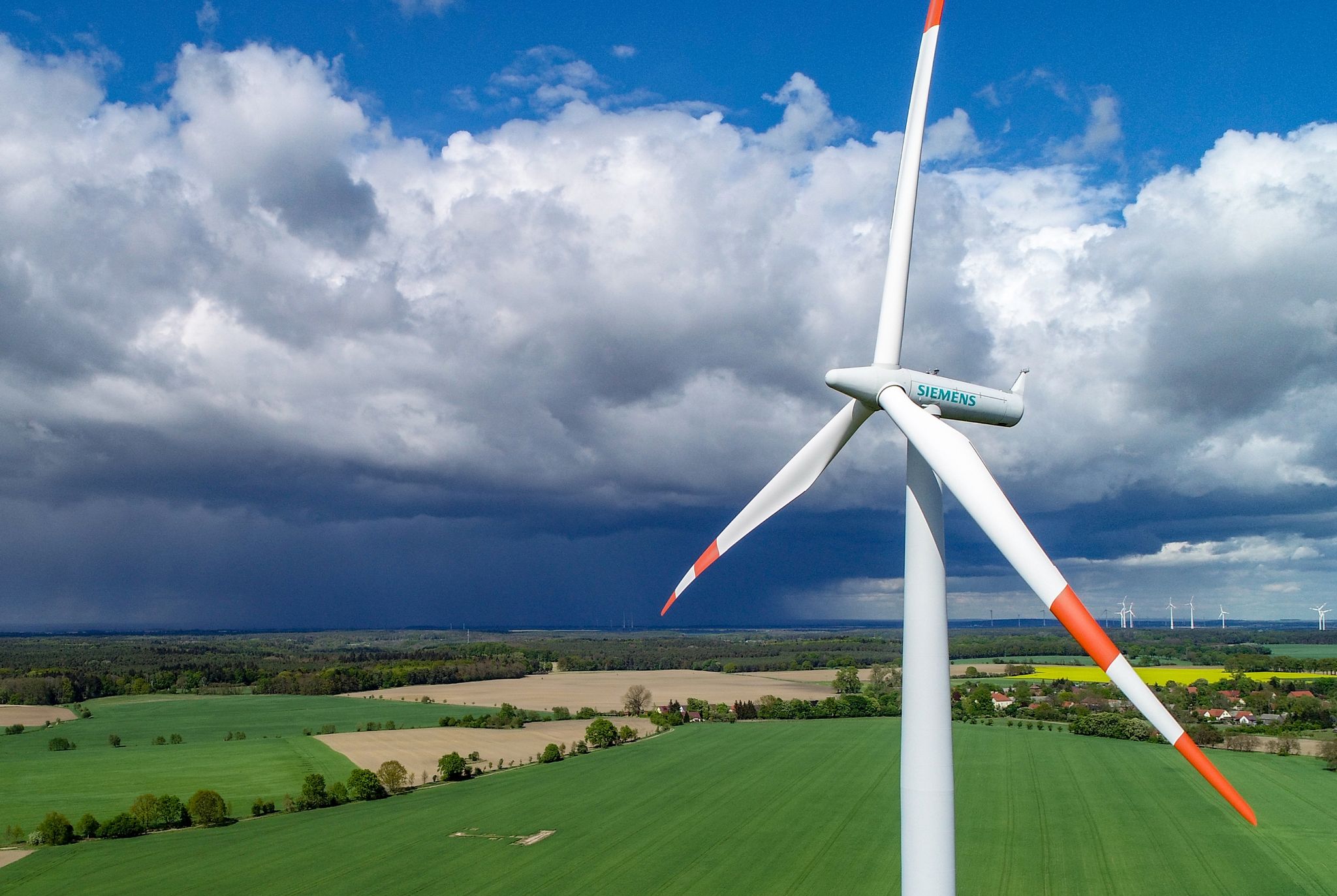 Eine Siemens-Windenergieanlage im brandenburgischen Landkreis Oder-Spree. (© Patrick Pleul/dpa-Zentralbild/dpa)