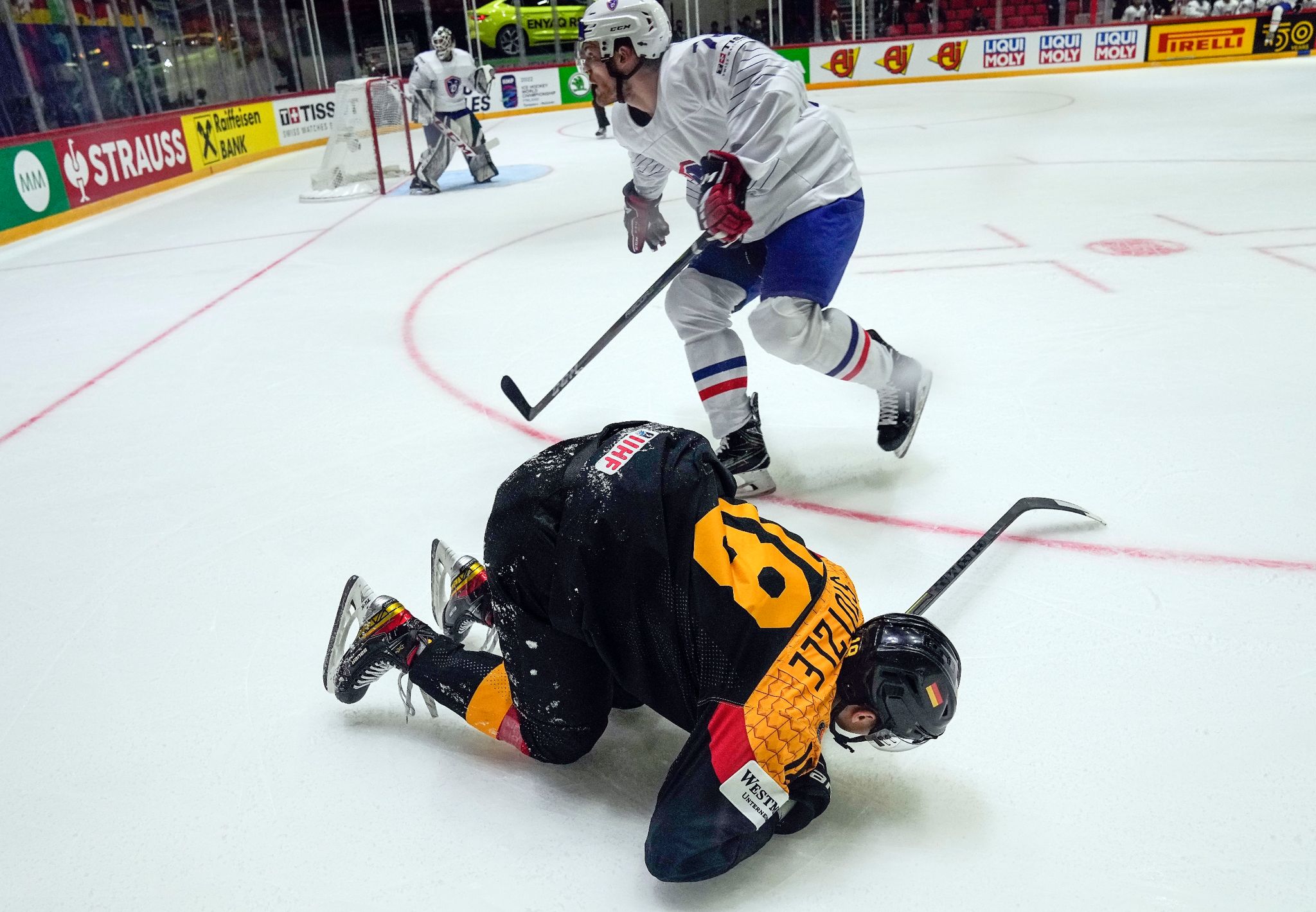 Für NHL-Profi Tim Stützle ist die Eishockey-WM vorzeitig beendet. (© Martin Meissner/AP/dpa)