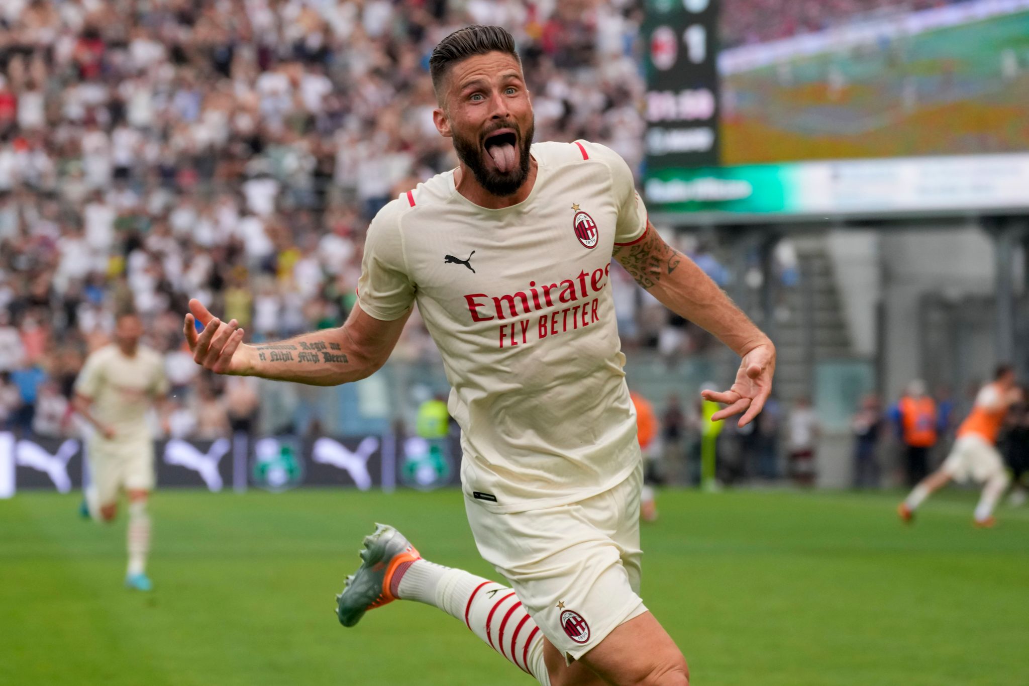 Milans Stürmer Olivier Giroud traf gegen US Sassuolo doppelt und ebnete damit den Weg zur Meisterschaft. (© Antonio Calanni/AP/dpa)
