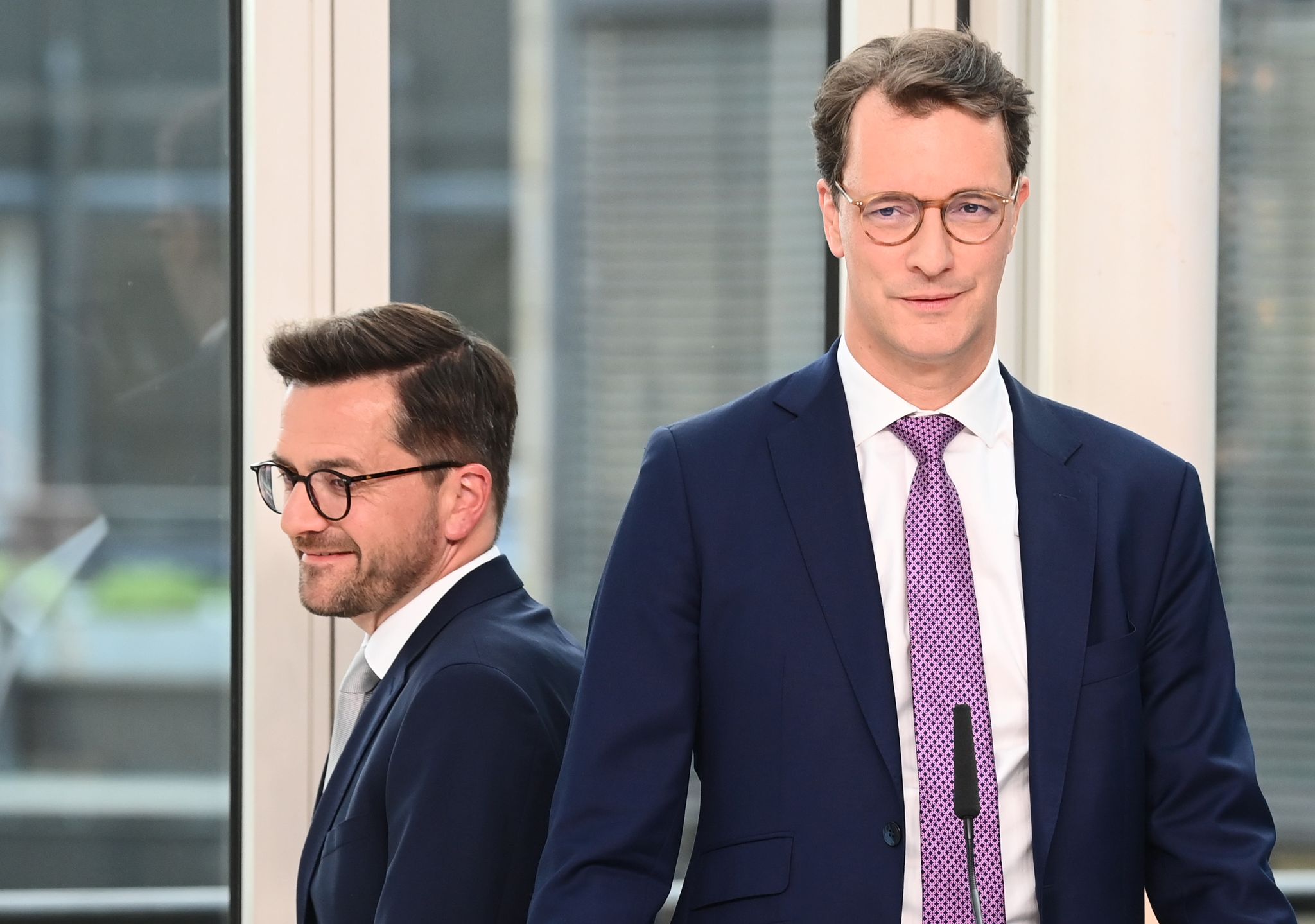 NRW-SPD-Chef Thomas Kutschaty (l) trifft heute auf NRW-Ministerpräsident Hendrik Wüst. (© Boris Roessler/dpa)