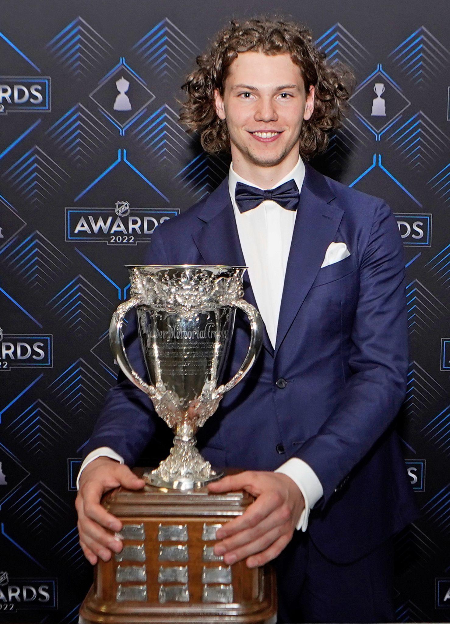 Bester NHL-Neuling: Eishockey-Nationalspieler Moritz Seider der Calder Trophy für den «Rookie of the Year». (© John Bazemore/AP/dpa)