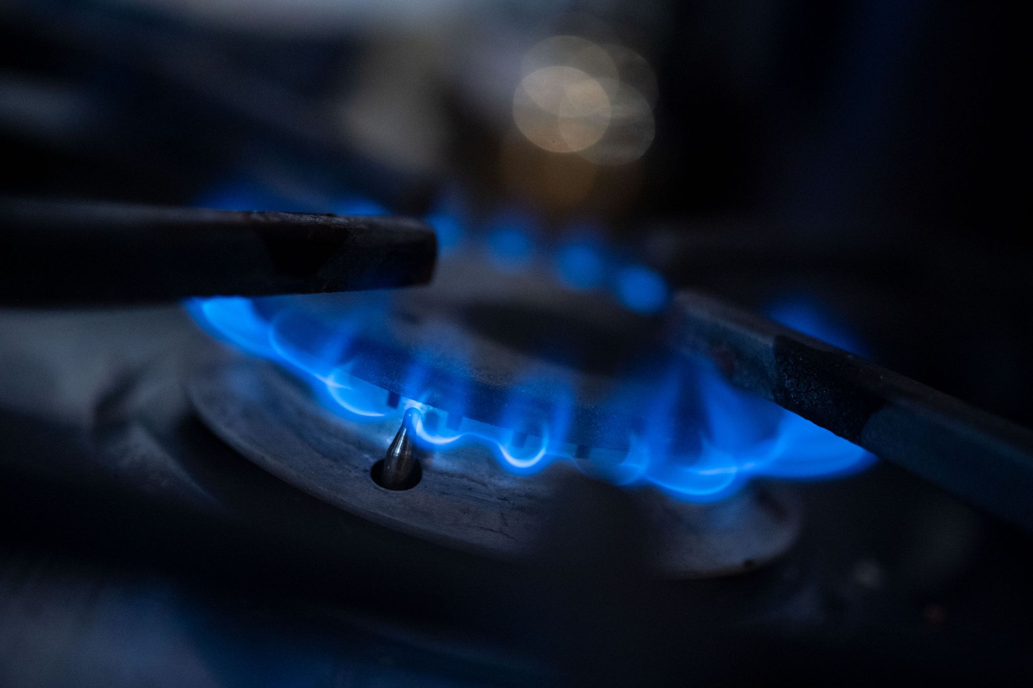 Rund die Hälfte der deutschen Haushalte nutzt Erdgas, um den Wärmebedarf zu decken. Viele auch zum Kochen. (© Marijan Murat/dpa)