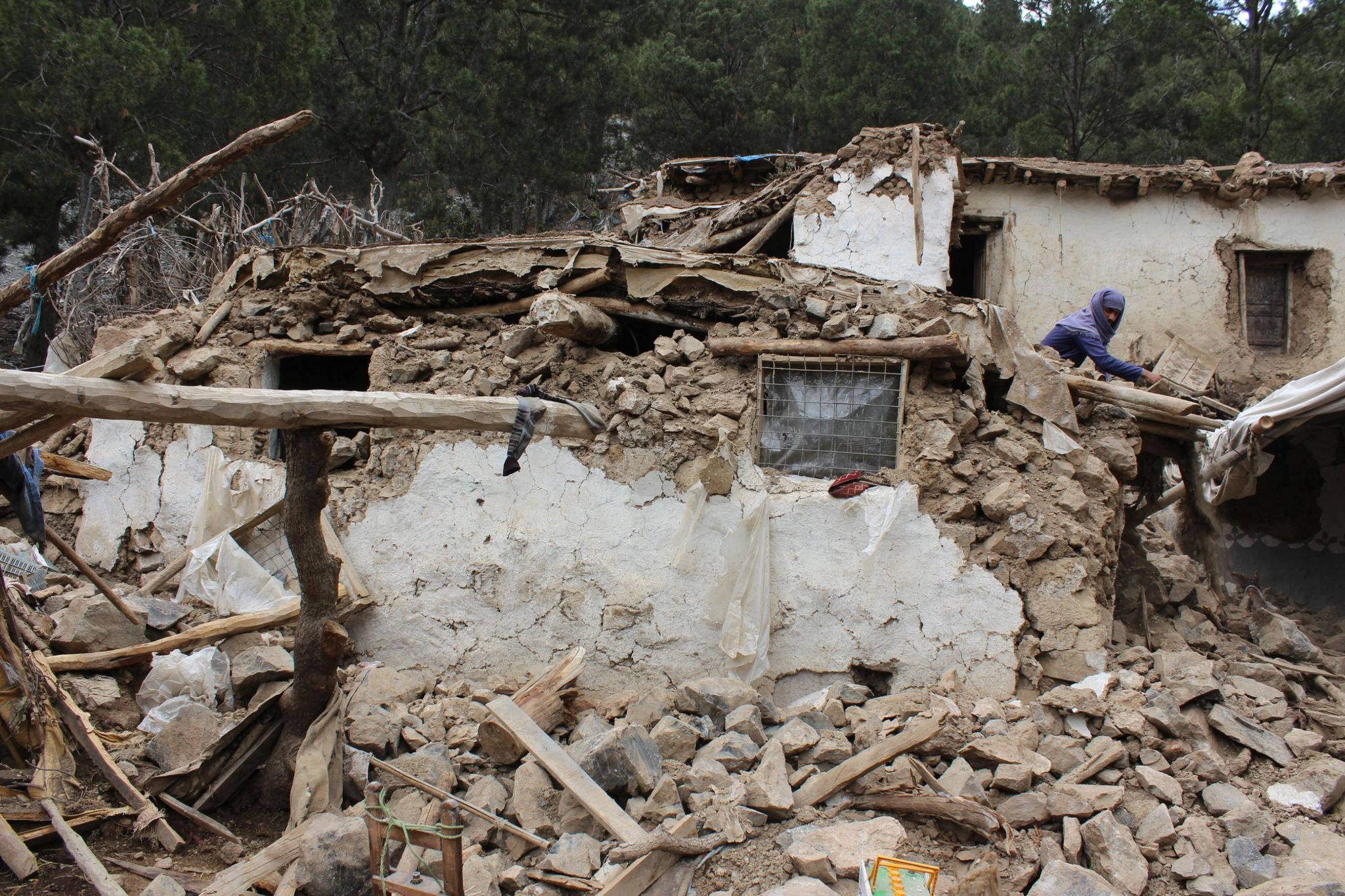 Ein Dorfbewohner sucht in den Trümmern seines Hauses in Chost nach seinen Habseligkeiten. (© Uncredited/AP/dpa)