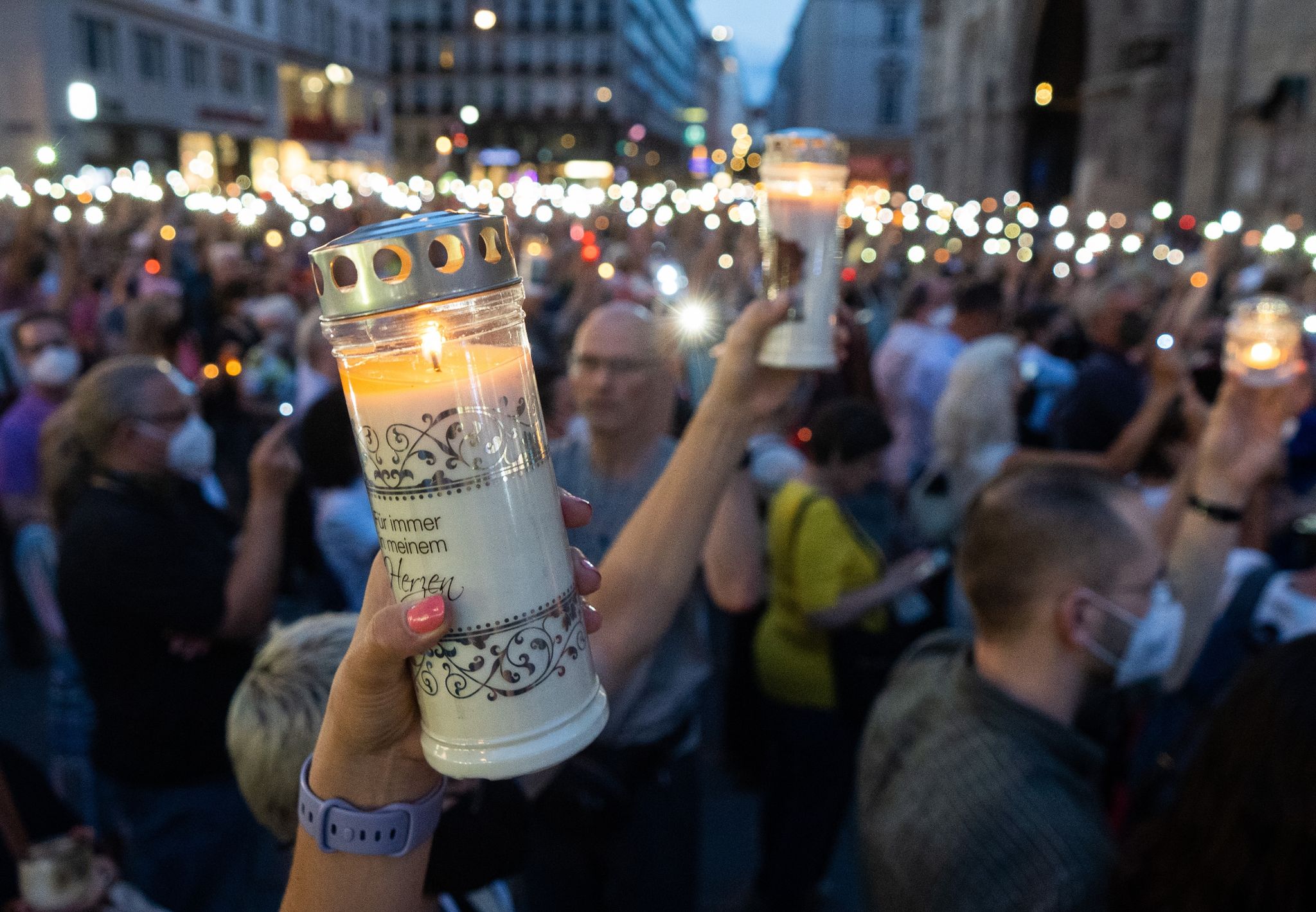In Wien nahmen am Montag viele Menschen an der Gedenkveranstaltung der Initiative #YesWeCare in Gedenken an die Ärztin Lisa-Maria Kellermayr teil. (© Georg Hochmuth/APA/dpa)
