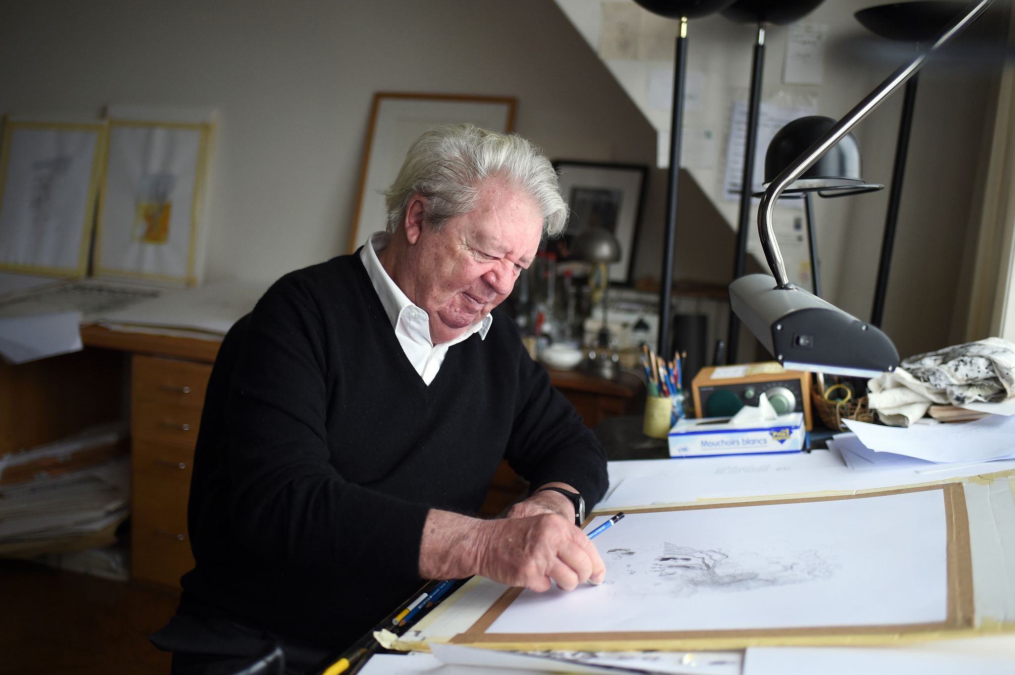 Der französische Zeichner und Karikaturist Jean-Jacques Sempe bei der Arbeit in seinem Haus in Paris. (© Stephane De Sakutin/AFP/dpa)