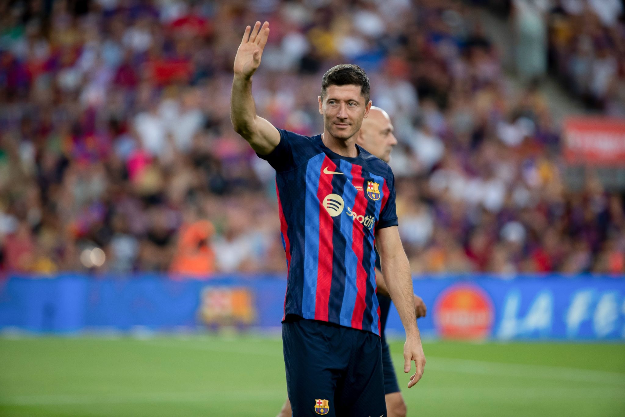Barcelonas Neuzugang Robert Lewandowski winkt ins Publikum. (© Joan Monfort/AP/dpa)