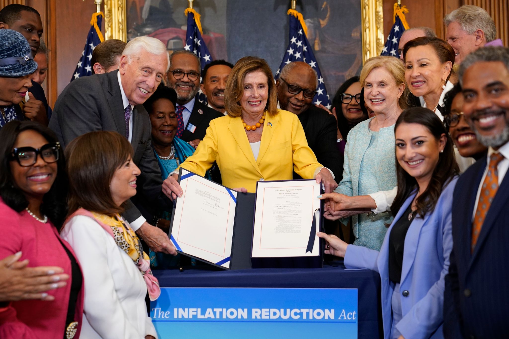 Nancy Pelosi, Sprecherin des US-Repräsentantenhauses, und ihre demokratischen Parteikollegen feiern auf dem Capitol Hill. (© Susan Walsh/AP/dpa)