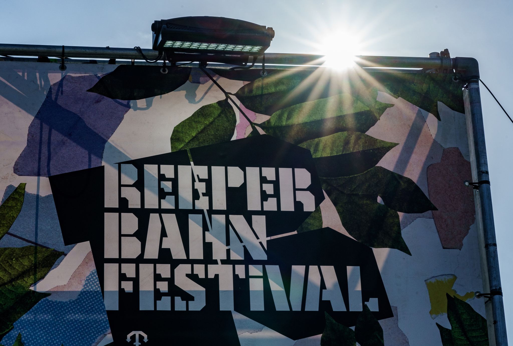 Die Sonne scheint über einem Logo des Reeperbahn-Festivals. Das Festival lockt wieder Musikfreunde nach Hamburg. Es ist auch Branchentreff. (© Axel Heimken/dpa)