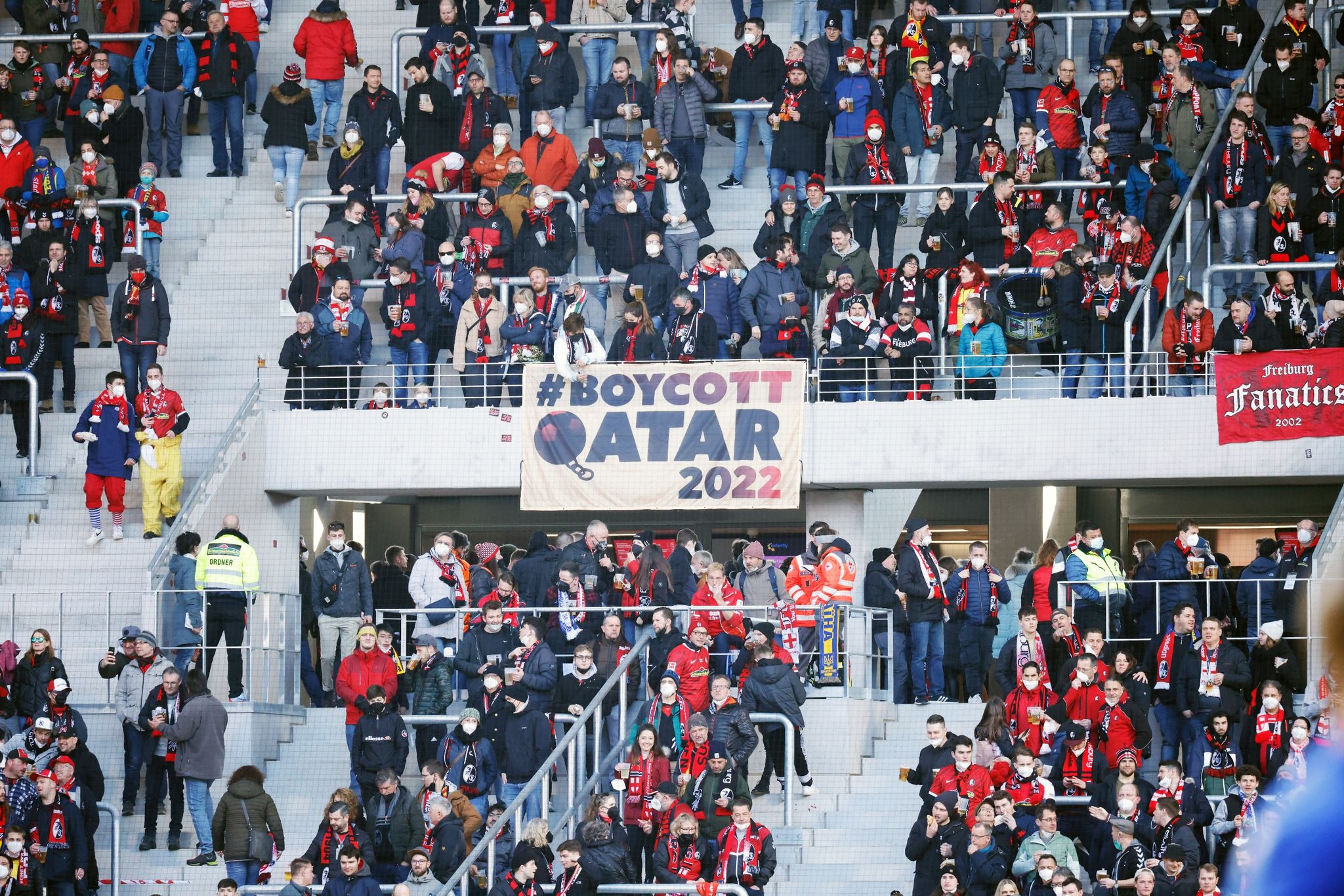 Fußballfans rufen mit einem Transparent zum Boykott der WM in Katar auf. (© Philipp von Ditfurth/dpa)