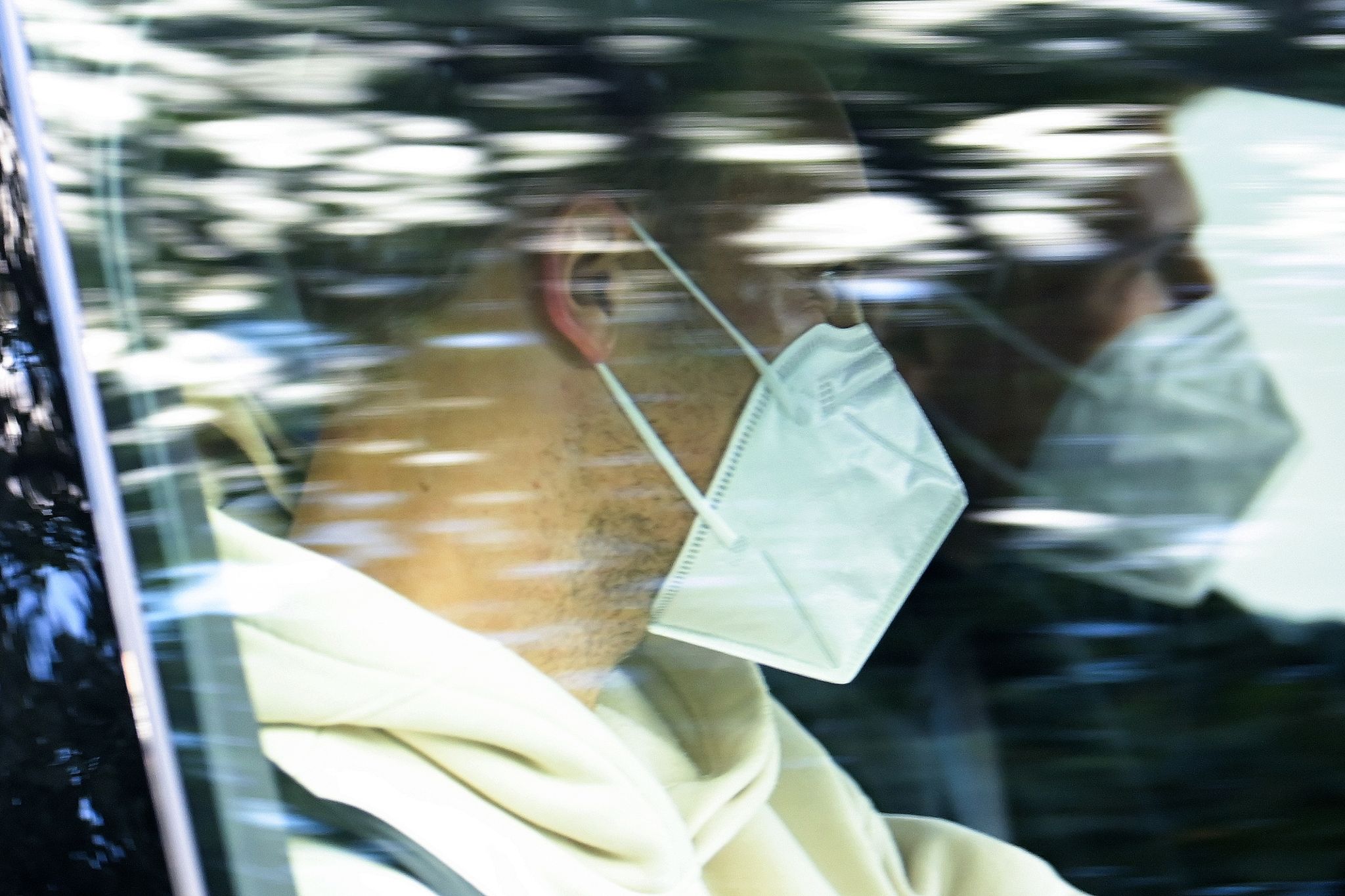 Manuel Neuer und Leon Goretzka (r) sitzen mit Mund-Nasen-Schutz in einem Fahrzeug. (© Sebastian Gollnow/dpa)