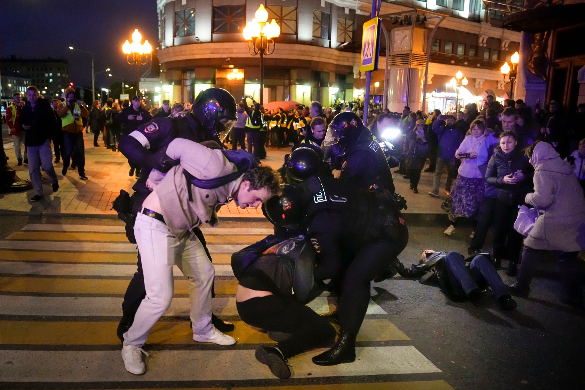 Polizisten versuchen, eine Demonstration in Moskau niederzuschlagen. (© Alexander Zemlianichenko/AP/dpa)
