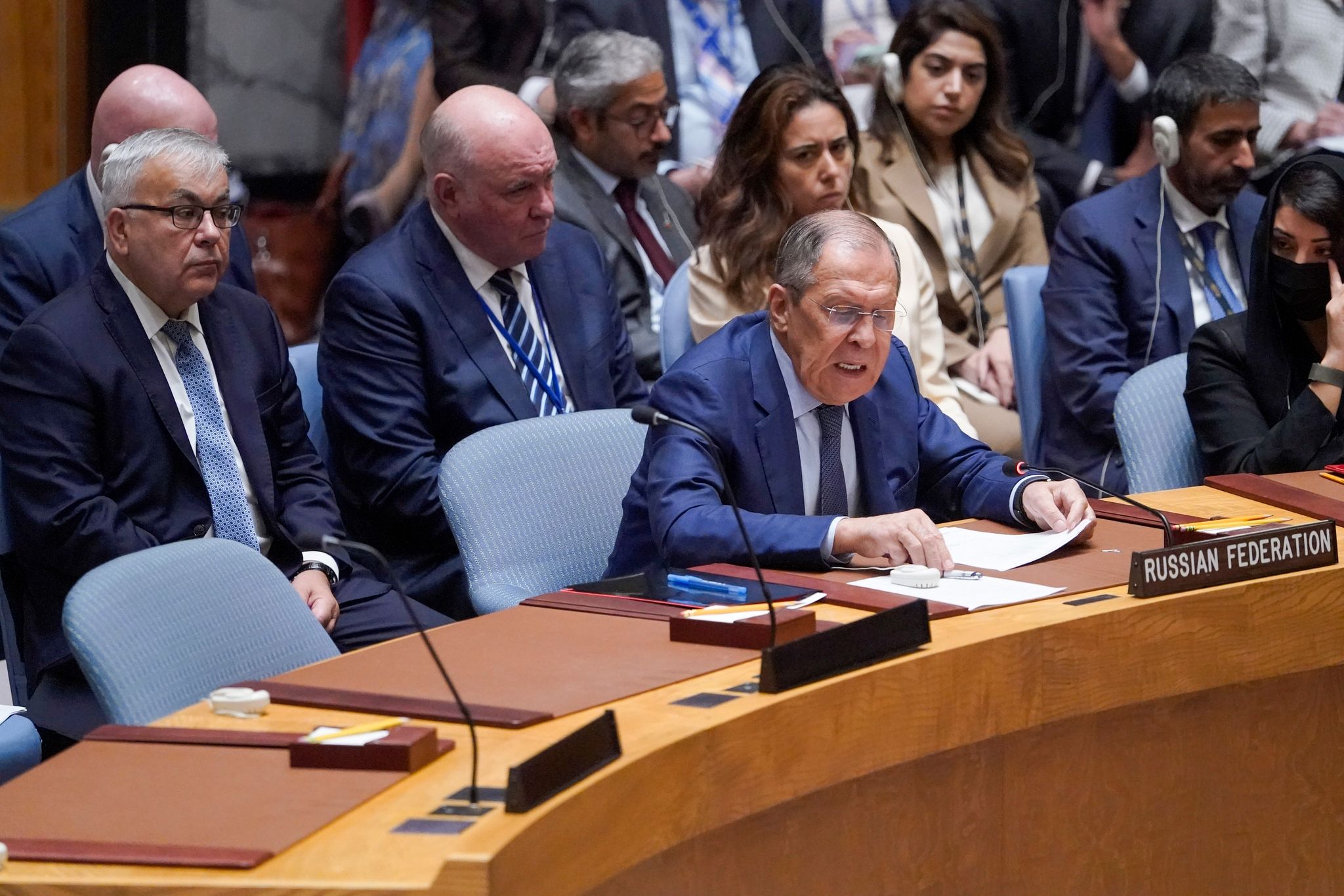 Russlands Außenminister Sergej Lawrow (r) äußert sich im UN-Sicherheitsrat in New York zur Lage in der Ukraine. (© Mary Altaffer/AP/dpa)