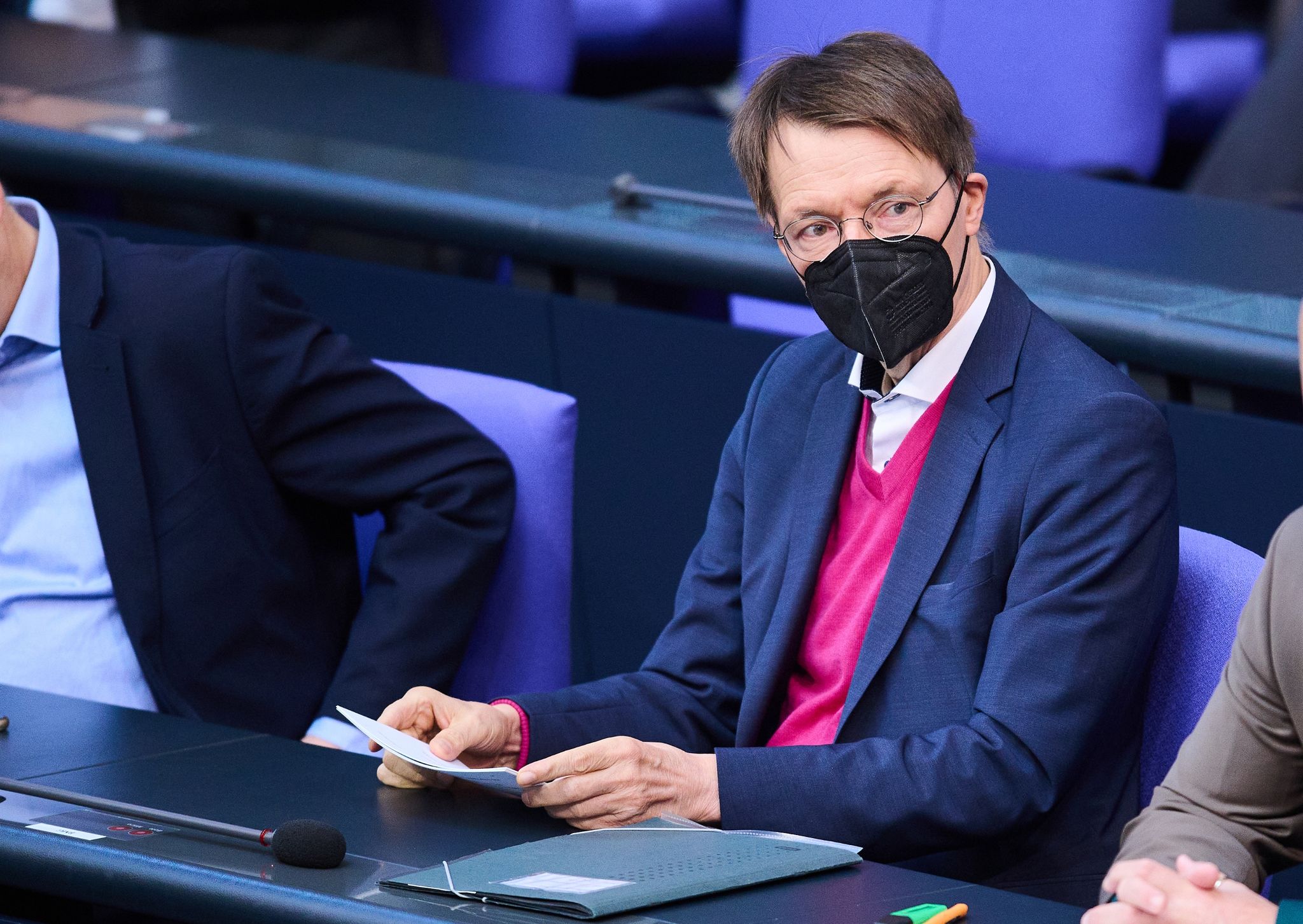 Karl Lauterbach (SPD), Bundesminister für Gesundheit sitzt kurz vor seiner Rede in der Sitzung des Bundestags. (© Annette Riedl/dpa)