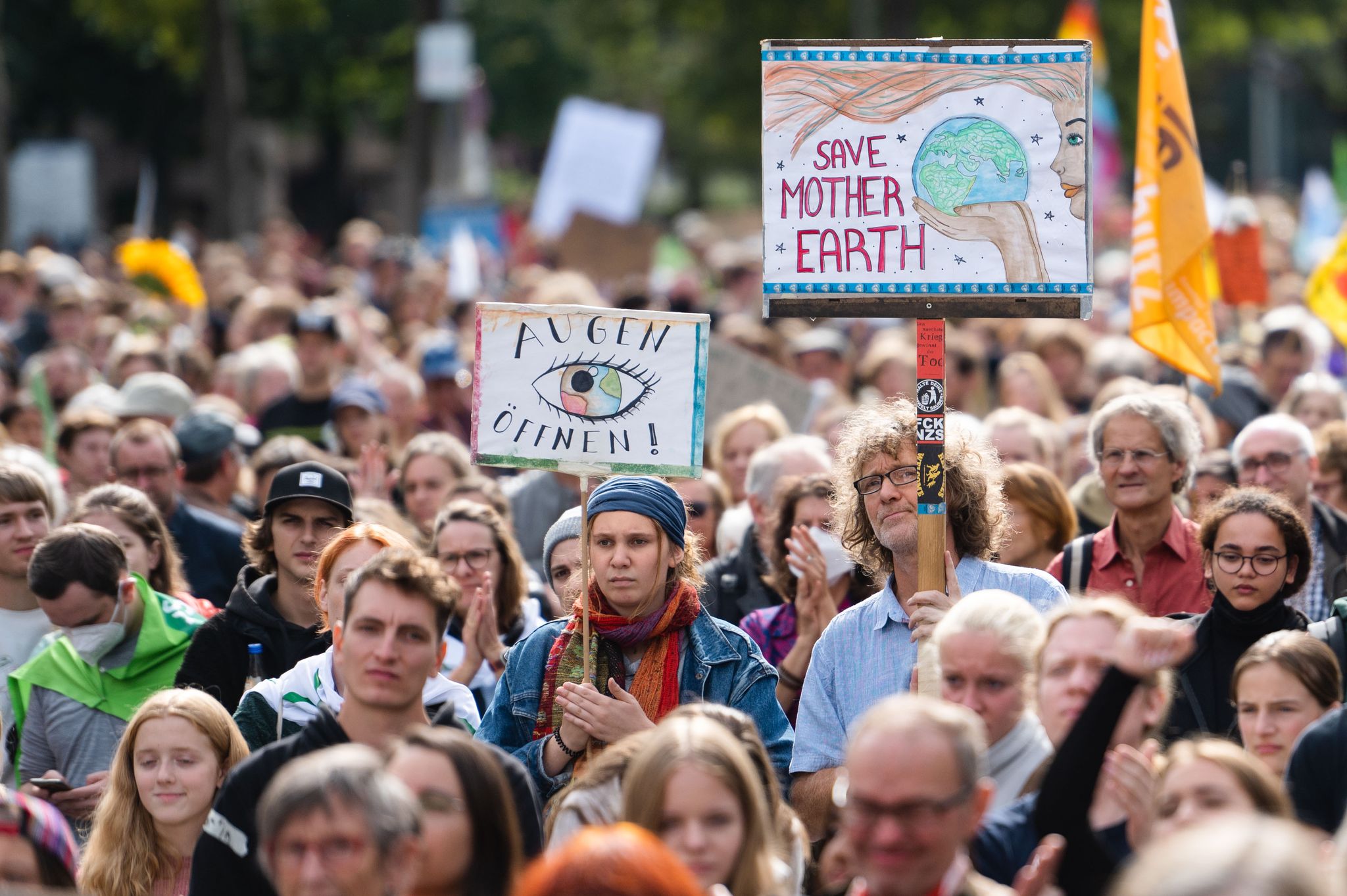 Die Klimaschutzbewegung Fridays For Future hat für diesen Freitag zu einem weltweiten Klimastreik aufgerufen - hier die Demo in Köln. (© Marius Becker/dpa)