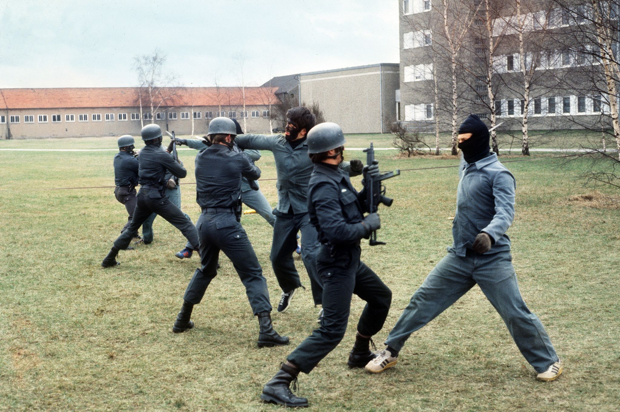 Mitglieder der Anti-Terroreinheit GSG 9 bei der Ausbildung im Nahkampf im Jahr 1979. (© Roland Scheidemann/dpa)