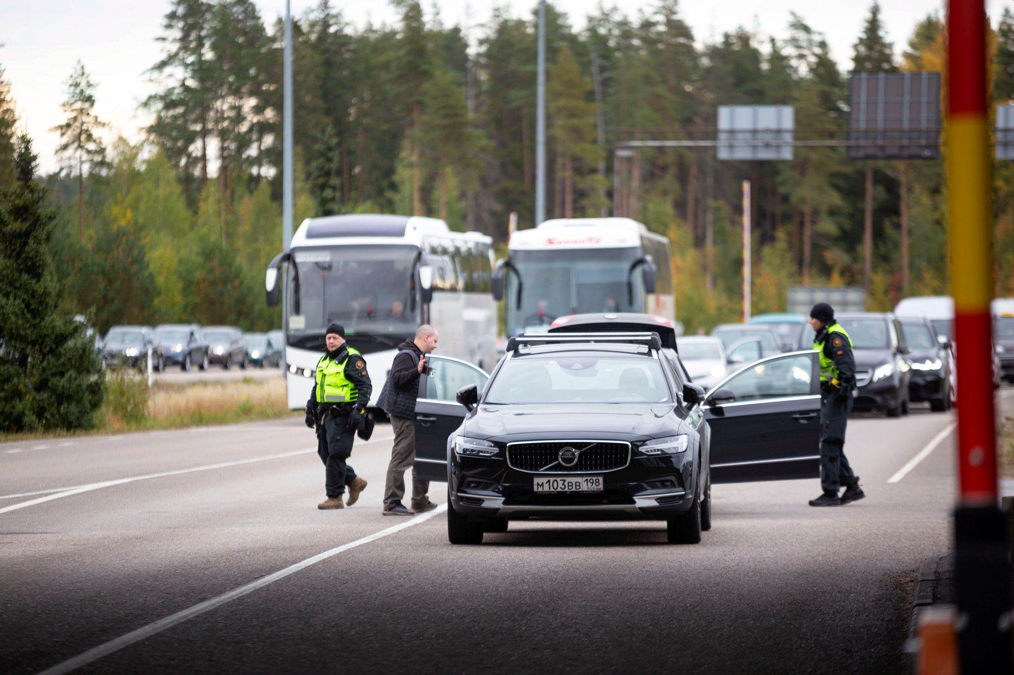 Autos und Busse stehen an der russisch-finnischen Grenze Schlange. (© Sasu Makinen/Lehtikuva/AP/dpa)