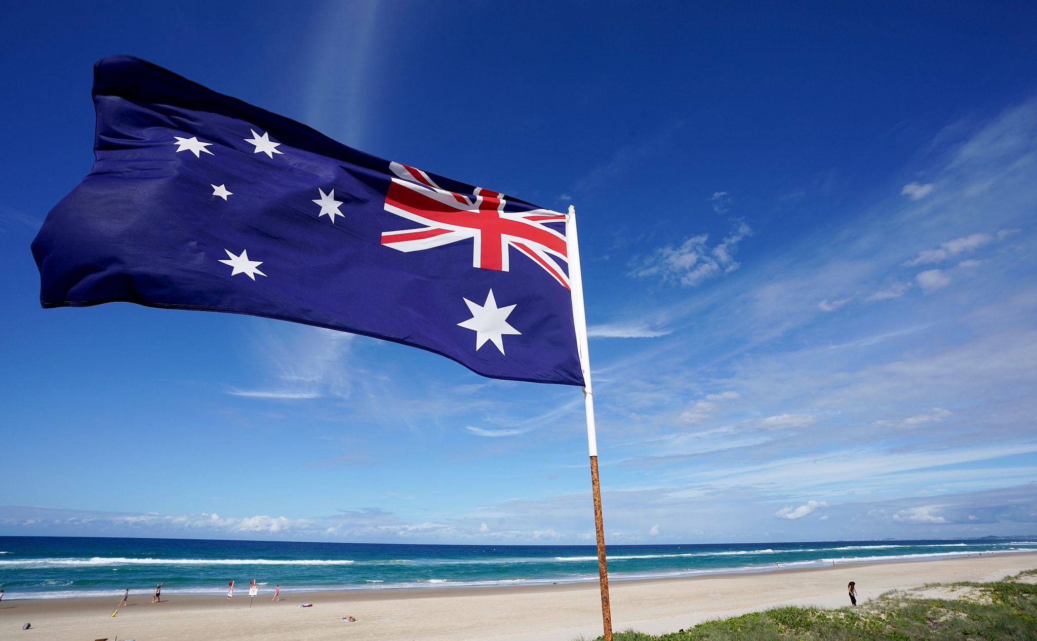 Die australische Flagge an einem Strand (Symbolbild). (© Dave Hunt/AAP/dpa)