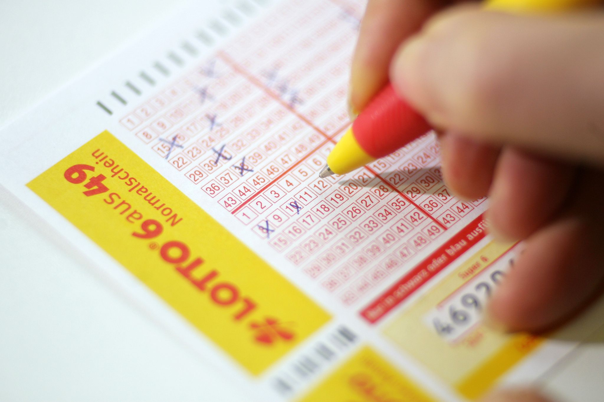 Ein Lotto-Schein wird ausgefüllt. (© Jens Wolf/zb/dpa/Symbolbild)