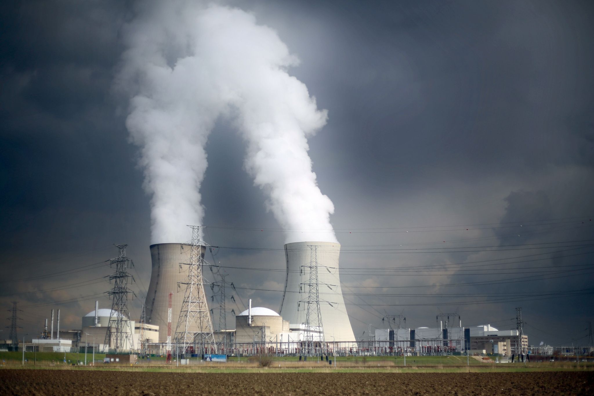 Dampf steigt aus den Kühltürmen des Atomkraftwerks Doel bei Antwerpen auf. (© Oliver Berg/dpa)