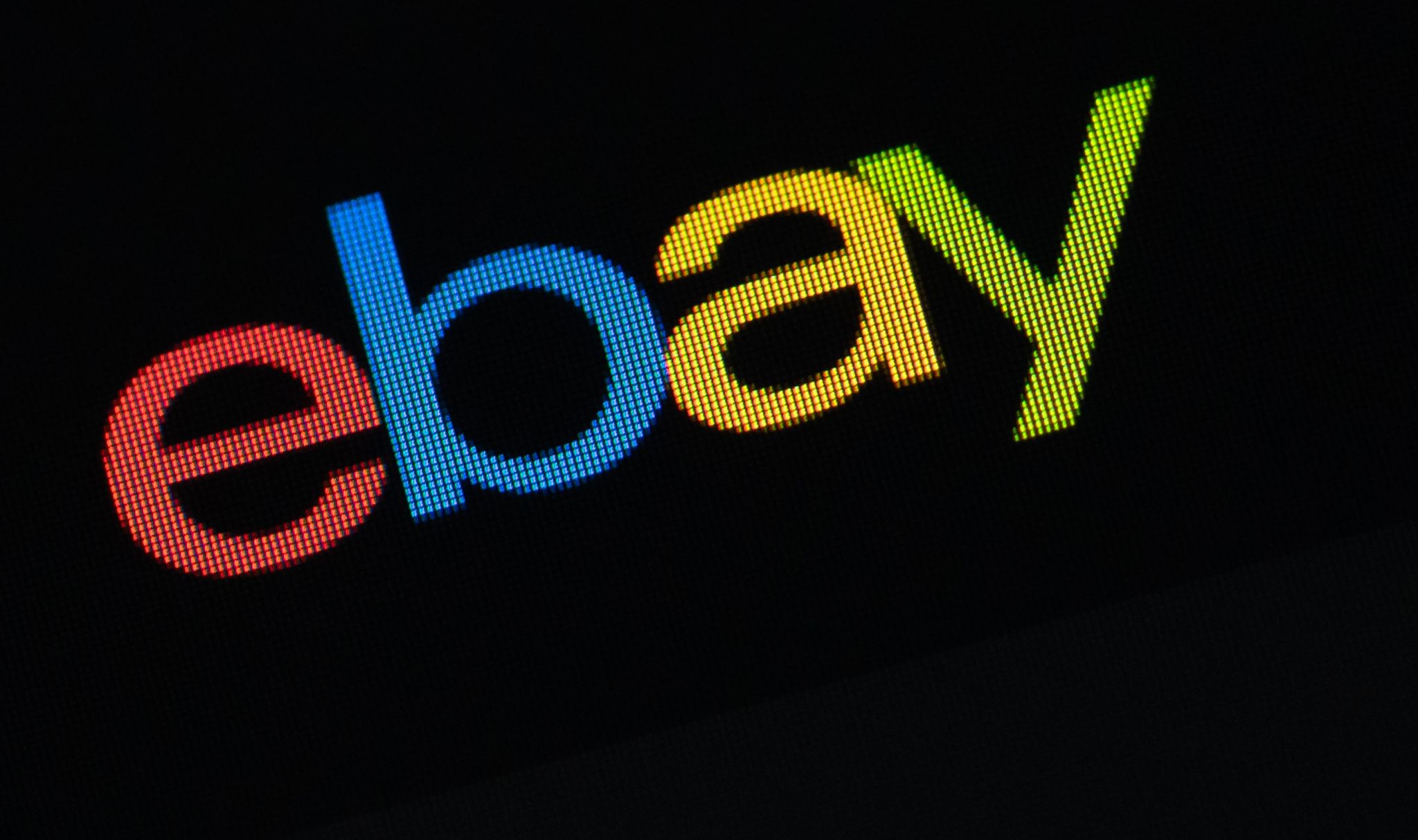 Das Logo des Unternehmens eBay ist auf dem Display eines iPhone SE in der App des Online-Marktplatzes eBay zu sehen. (© Silas Stein/dpa)