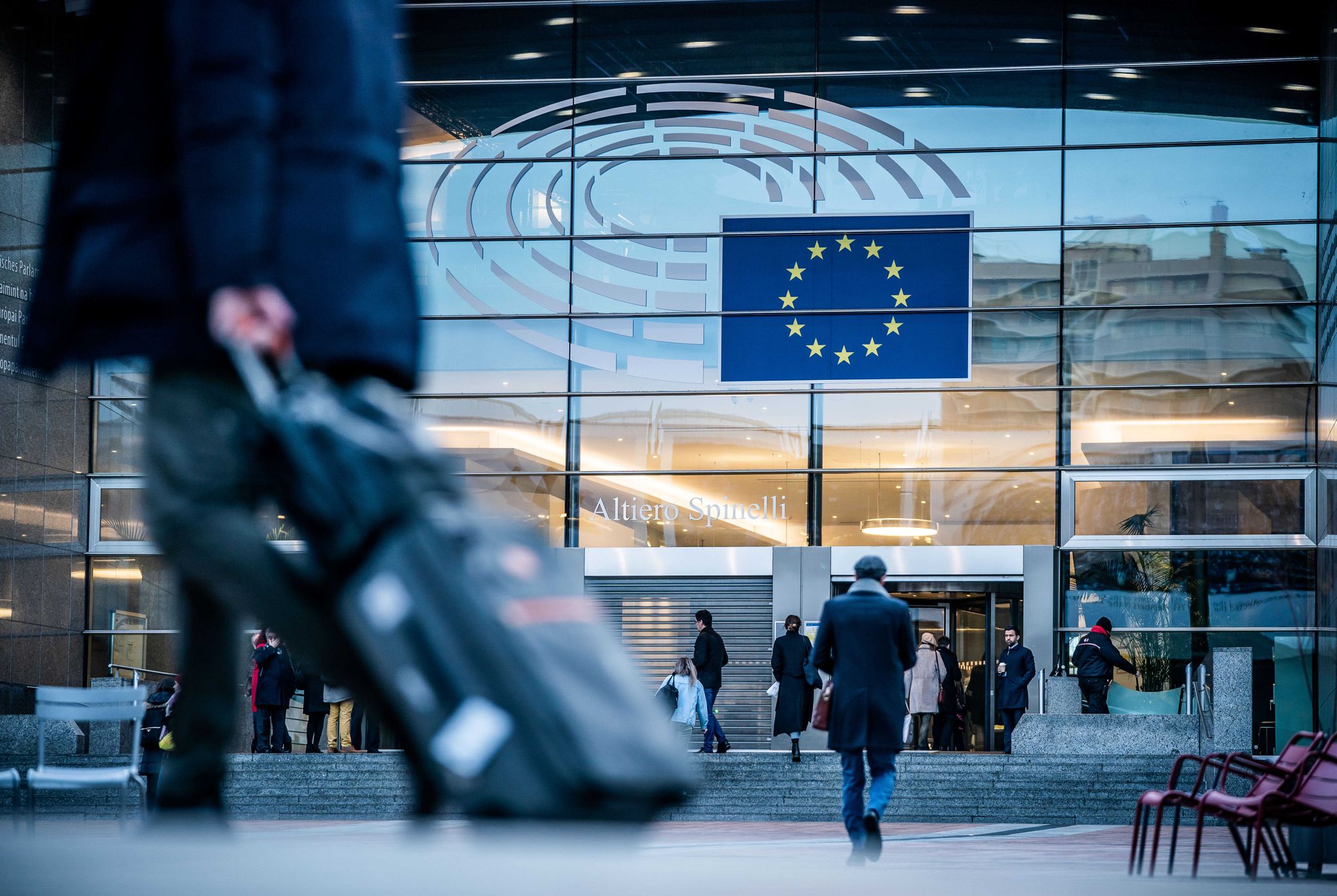 Passanten gehen vor dem Sitz des Europäischen Parlaments entlang. (© Michael Kappeler/dpa)