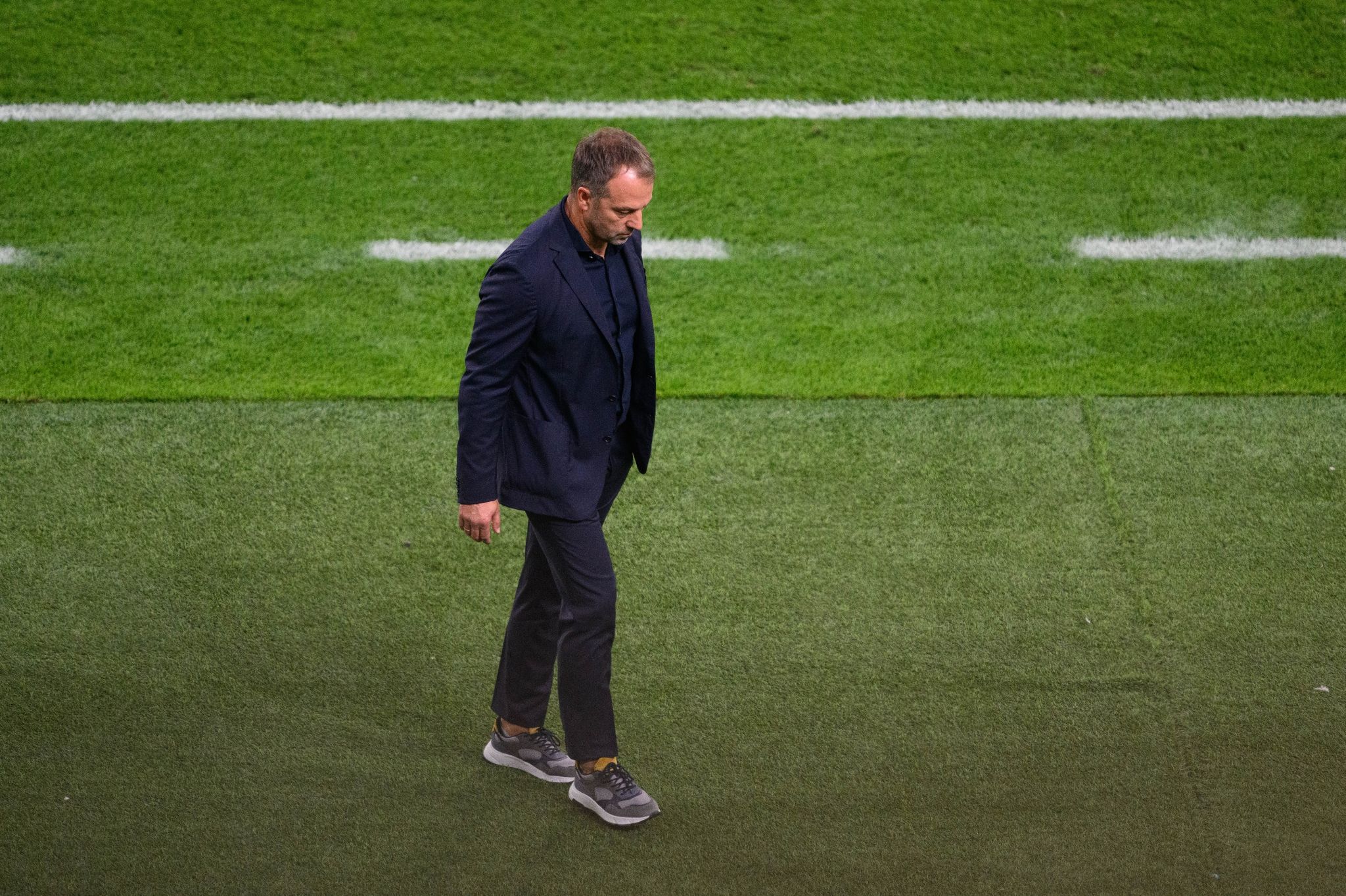 Bundestrainer Hansi Flick steht mit dem DFB-Team bei der WM schon unter Druck. (© Robert Michael/dpa)