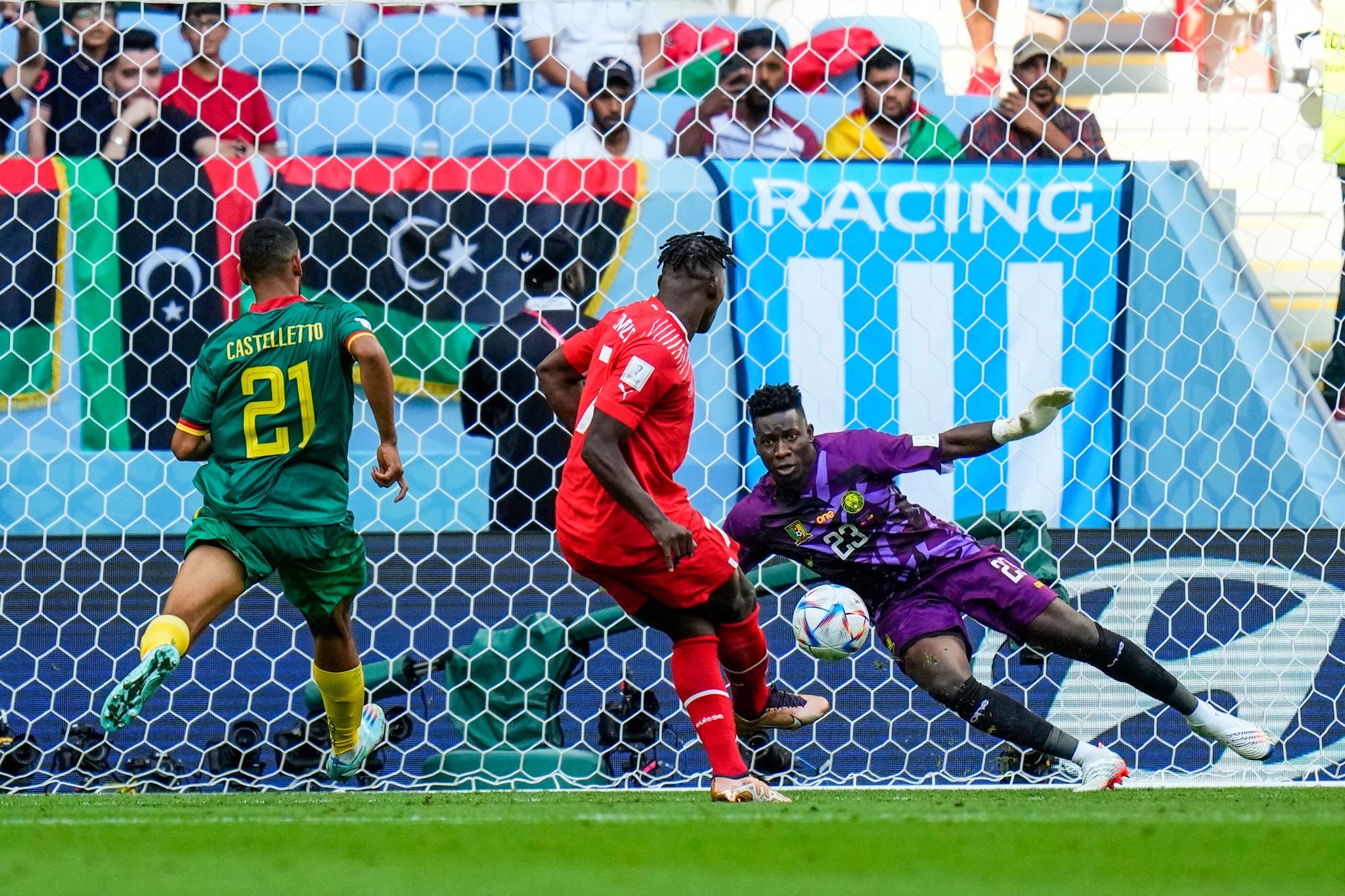 Der Schweizer Breel Embolo traf zum Sieg gegen Kamerun. (© Petr Josek/AP/dpa)