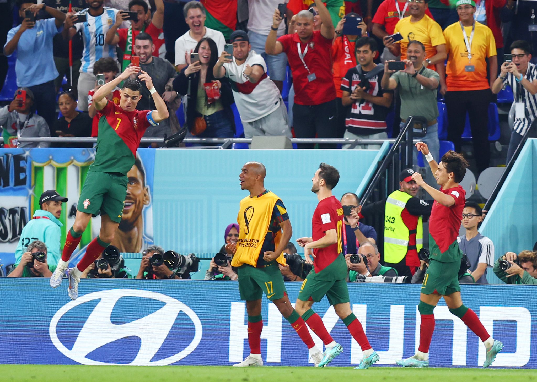 Cristiano Ronaldo (l) brachte Portugal per Elfmeter mit 1:0 in Führung. (© Tom Weller/dpa)