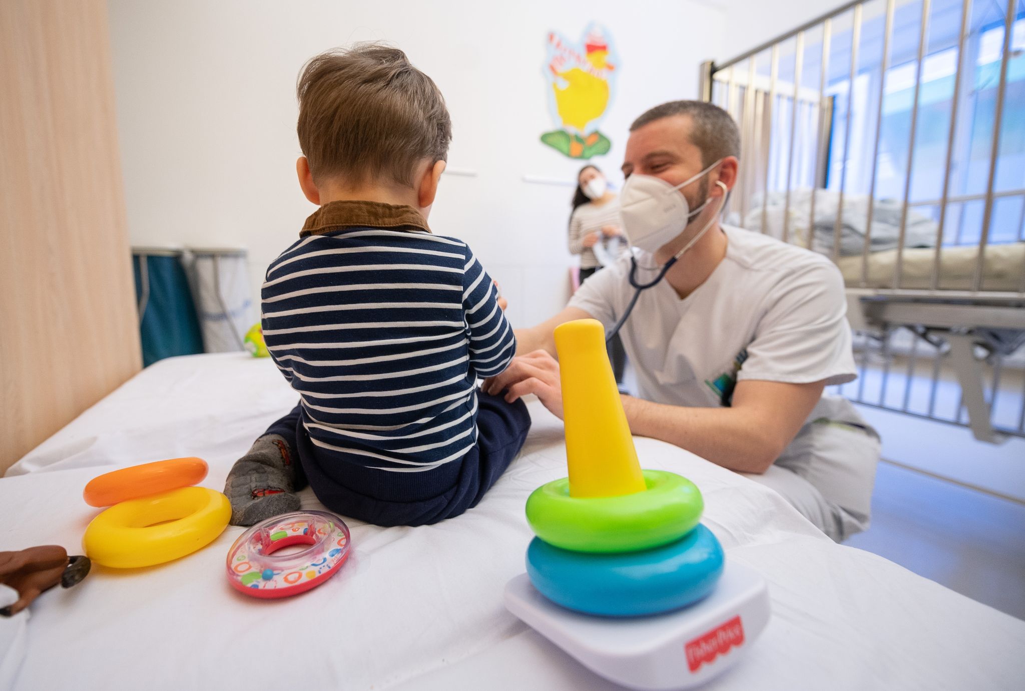 Ein Arzt untersucht in einer Kinderklinik ein Kind. (© Sebastian Gollnow/dpa)