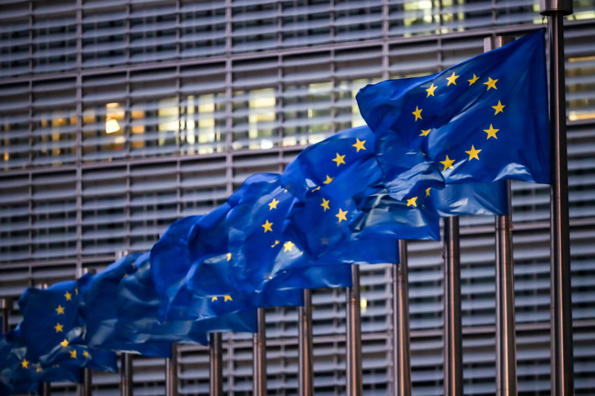 Europaflaggen vor dem Sitz der EU-Kommission in Brüssel. (© Zhang Cheng/XinHua/dpa)