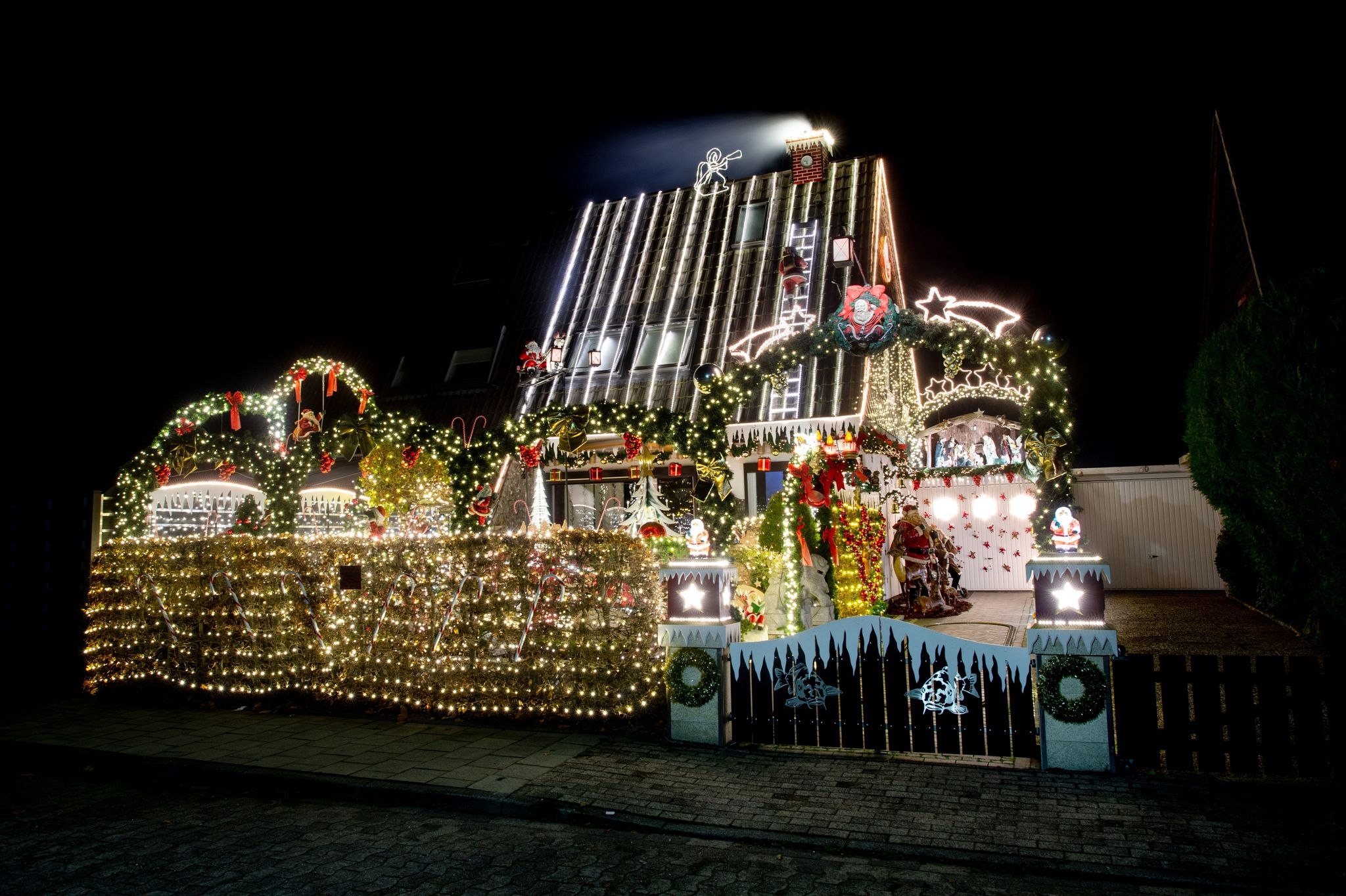 Zahlreiche Lichter erstrahlen am weihnachtlich geschmückten Haus der Familie Borchart. Vom 1. Advent bis zum Jahresende erstrahlt das Haus der Familie mit Weihnachtsdekoration und rund 60.000 Lichtern. (© Hauke-Christian Dittrich/dpa)