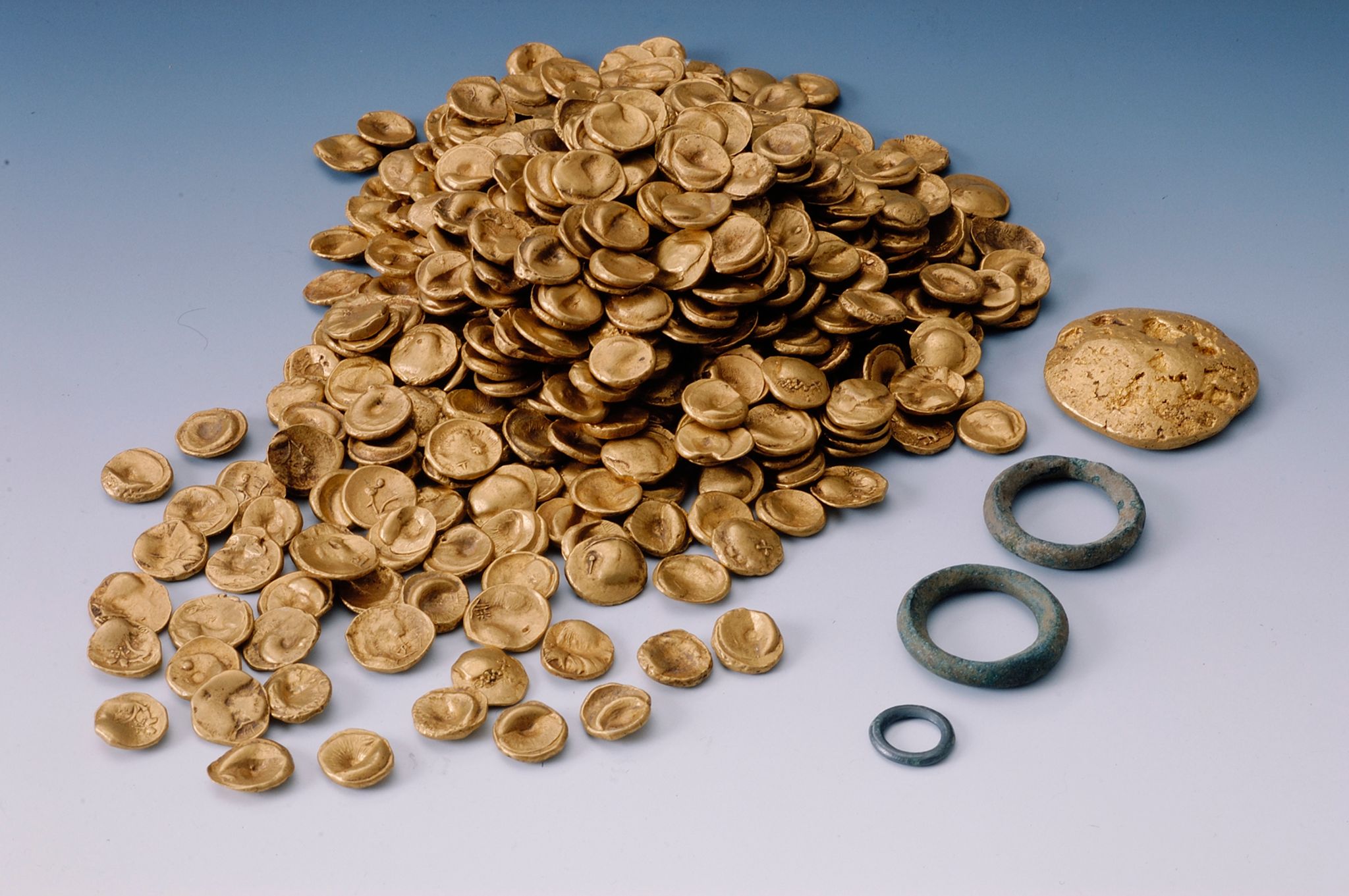 Keltische Goldmünzen. Der größte keltische Goldfund des 20. Jahrhunderts wurde 1999 bei Manching gefunden. Nun wurde der Goldschatz von Einbrechern gestohlen. (© ---/Archäologische Staatssammlung /dpa)