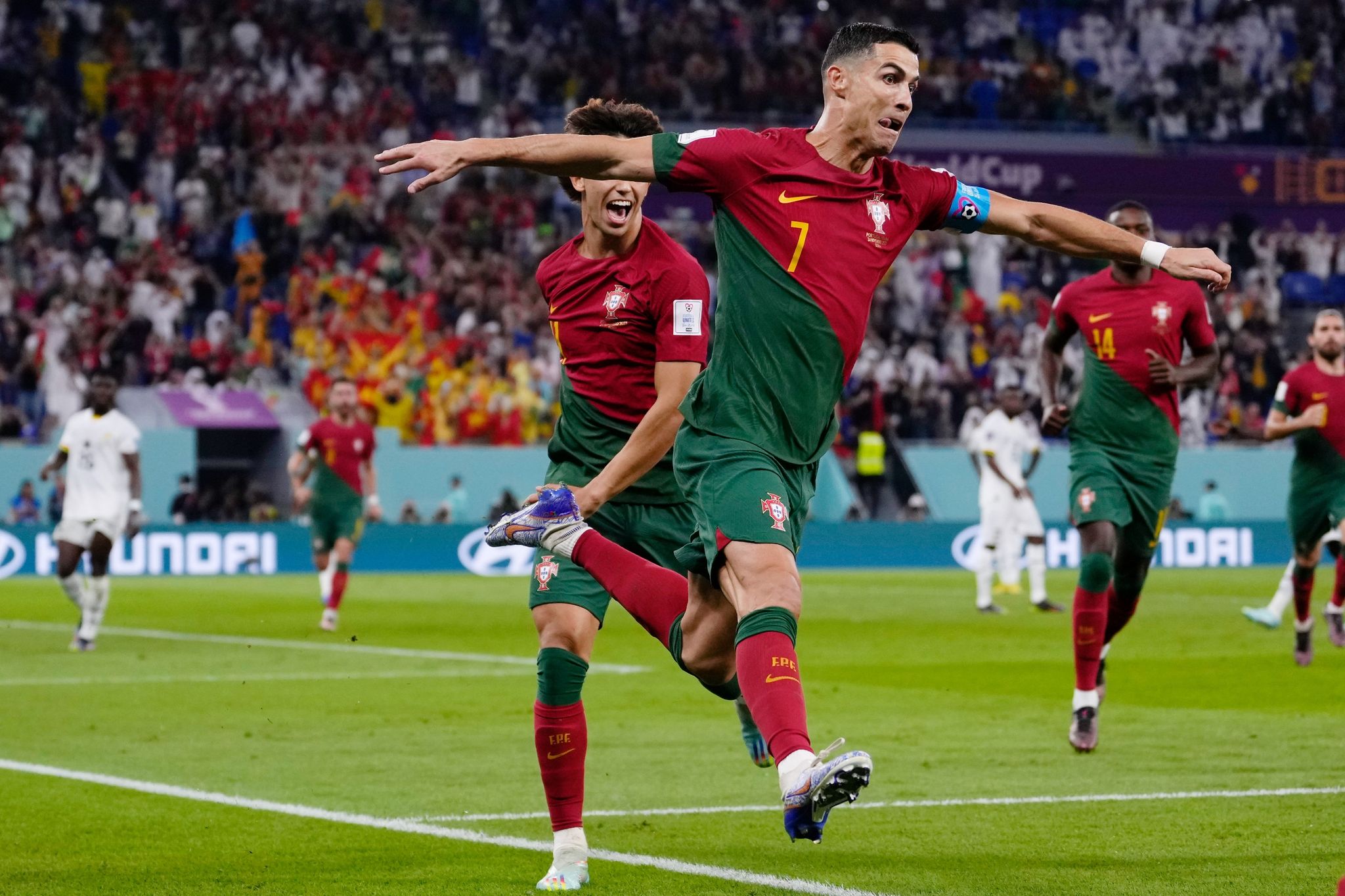 Portugals Superstar Cristiano Ronaldo jubelt nach seinem Treffer gegen Ghana. (© Manu Fernandez/AP/dpa)