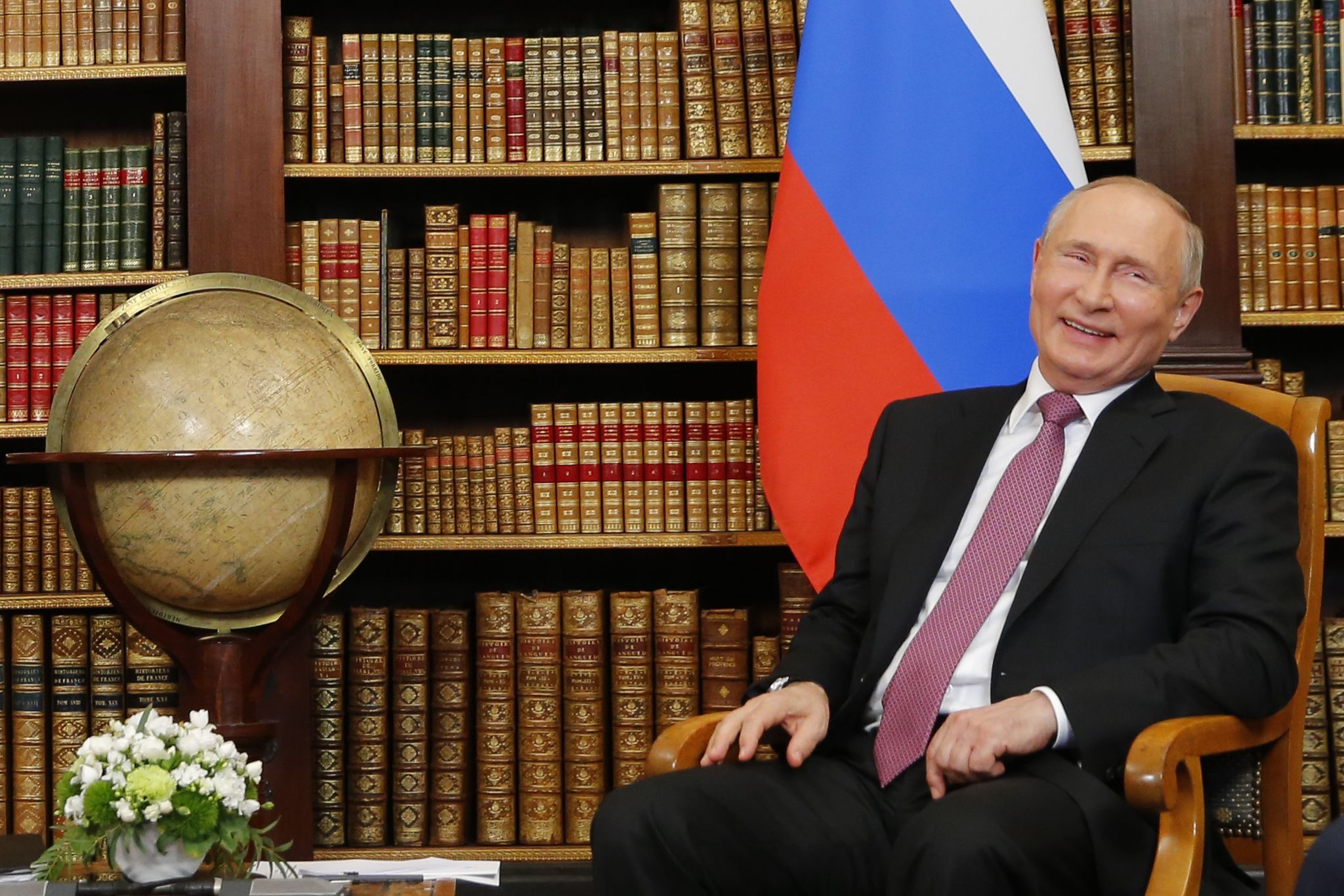 Der russische Präsident Wladimir Putin zeig sich amüsiert (Archivbild). (© Denis Balibouse/REUTERS/dpa)