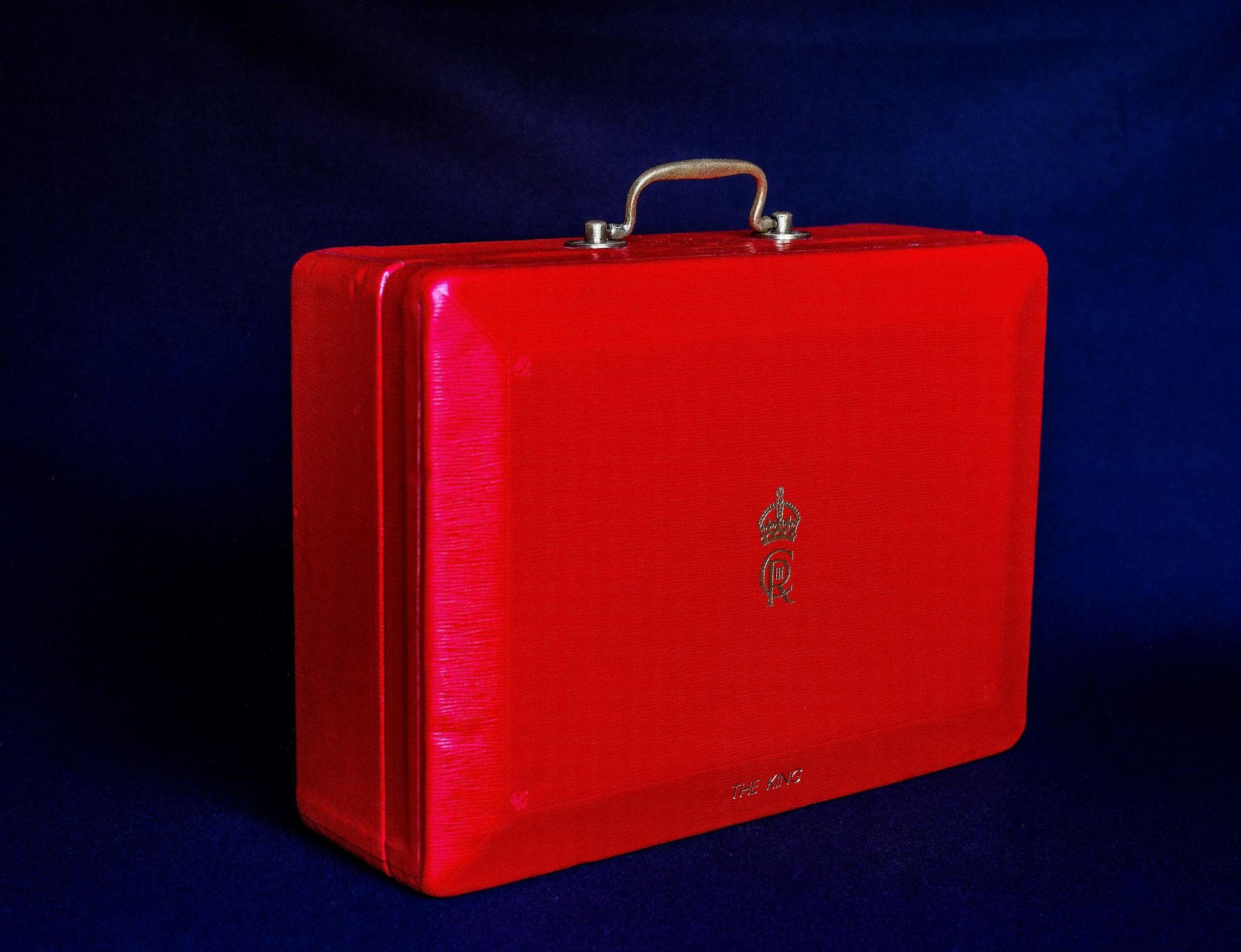 König Charles nutzt den gleichen roten Koffer wie seine Mutter. (© Barrow, Hepburn & Gale/PA Media/dpa)