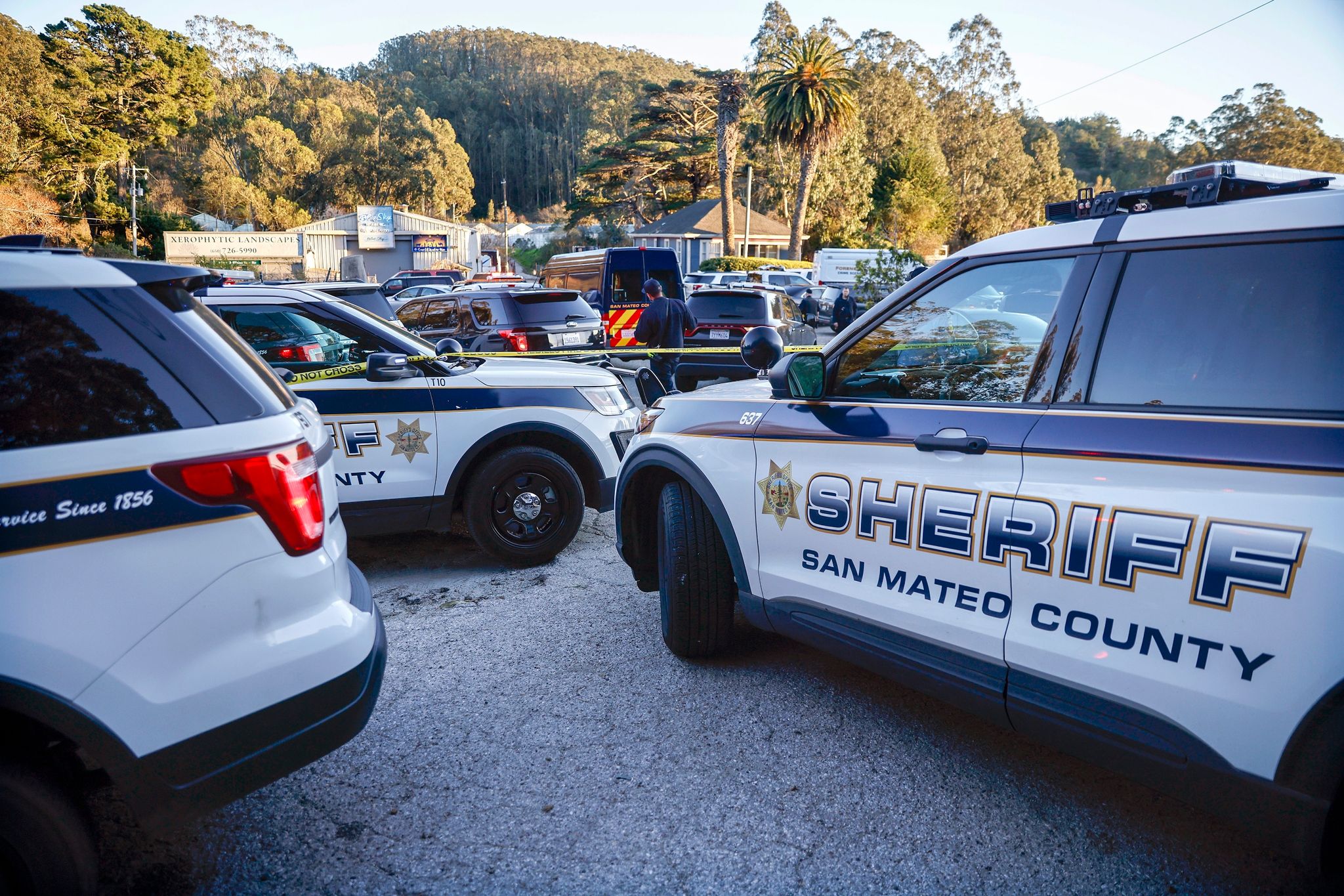 Die Strafverfolgungsbehörden, darunter das San Mateo County Sheriff's Office, untersuchen einen Tatort in Half Moon Bay. (© Nhat V. Meyer/Bay Area News Group/dpa)