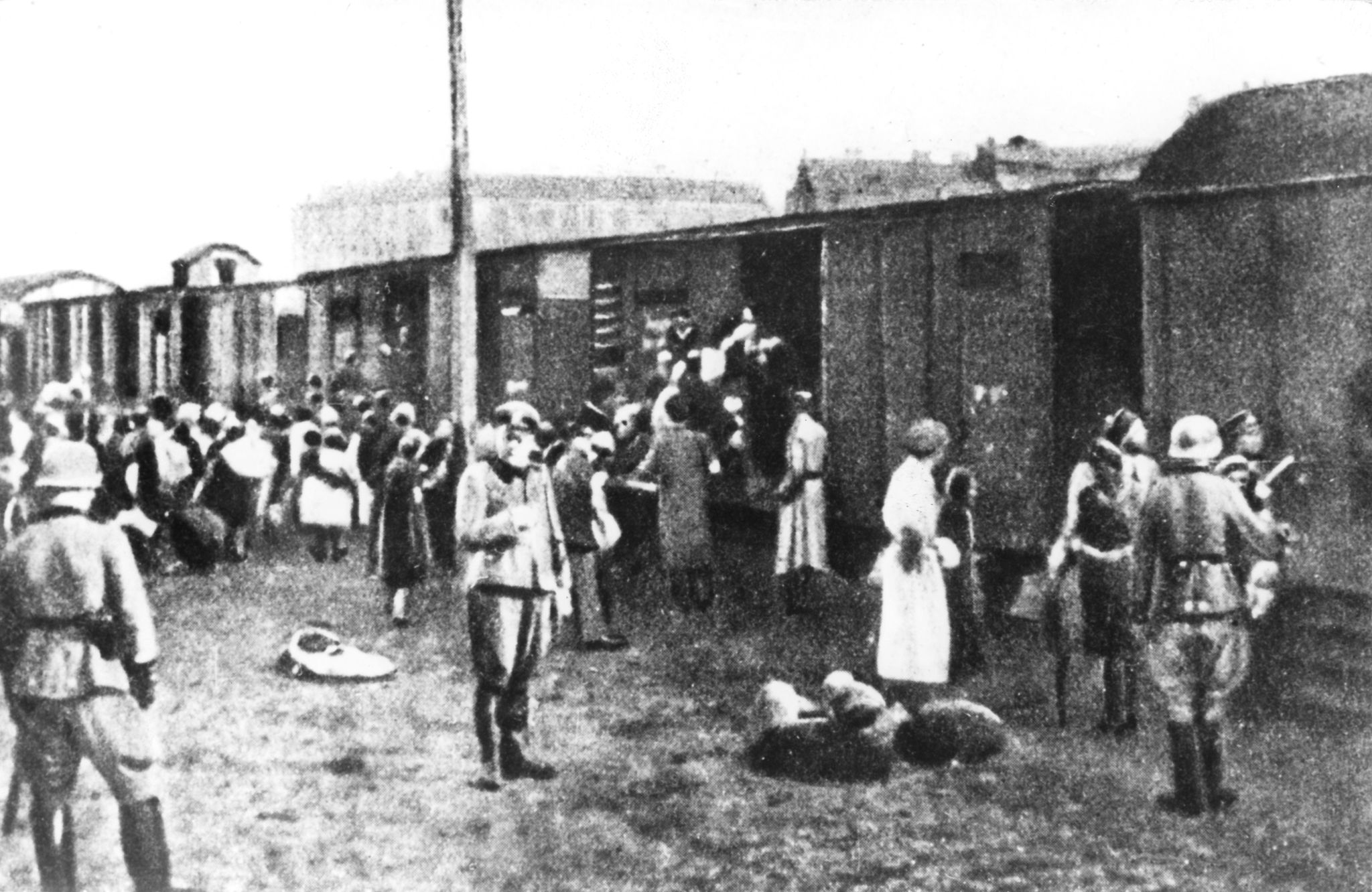 Juden aus dem Warschauer Getto werden im Sommer 1942 in Güterwaggons verladen und in das Vernichtungslager Treblinka transportiert. (© CAF/dpa)