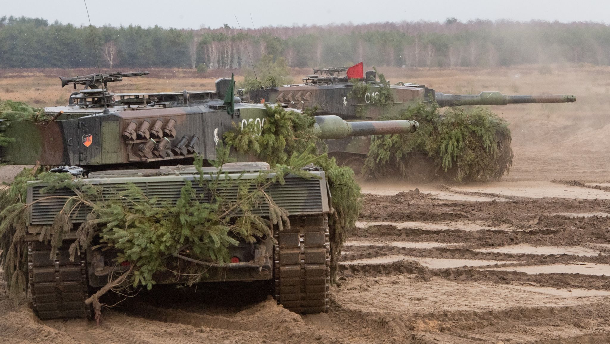 Kampfpanzer vom Typ Leopard 2 auf einem Truppenübungsplatz der Bundeswehr. (© Stefan Sauer/dpa-Zentralbild/dpa)