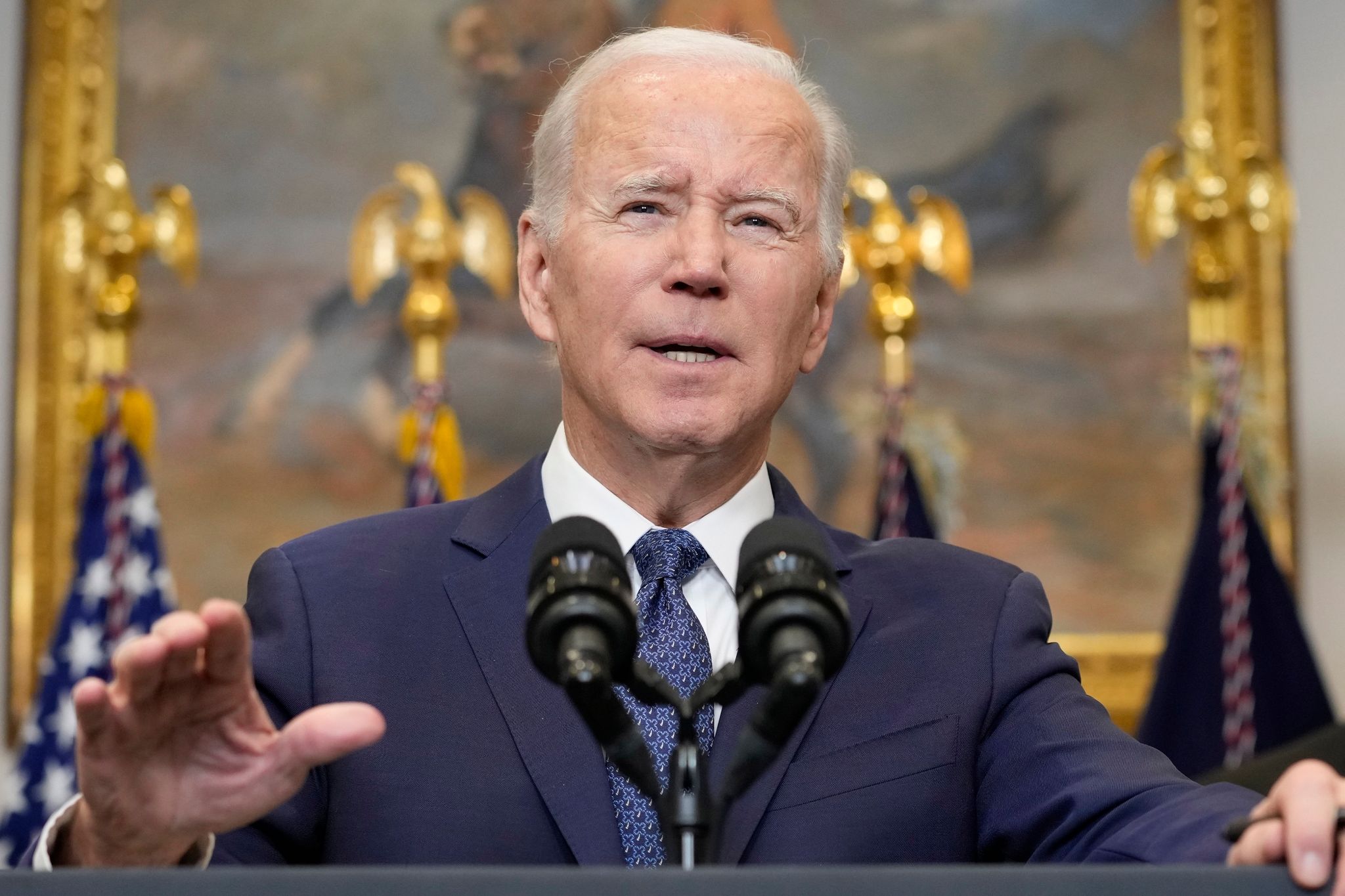 Joe Biden, Präsident der USA, spricht über die Ukraine im Roosevelt Room des Weißen Hauses. (© Susan Walsh/AP/dpa)