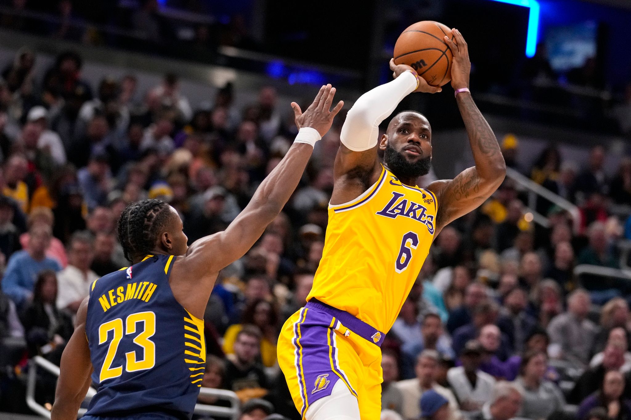 Überragender Lakers-Spieler beim Sieg über die Pacers: LeBron James (r). (© Michael Conroy/AP/dpa)