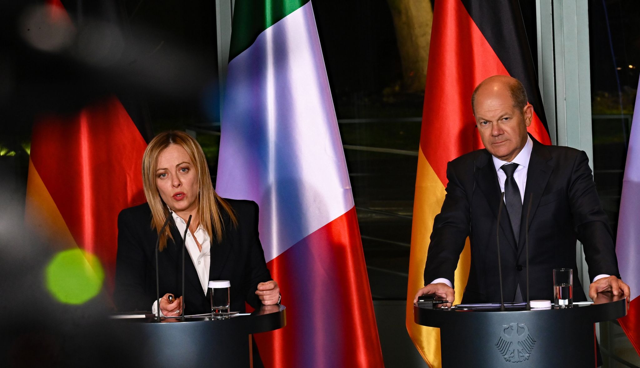 Bundeskanzler Olaf Scholz (r, SPD) und Italiens Ministerpräsidentin Giorgia Meloni äußern sich bei einer Pressekonferenz nach ihrem Gespräch im Bundeskanzleramt. (© Philipp Znidar/dpa)