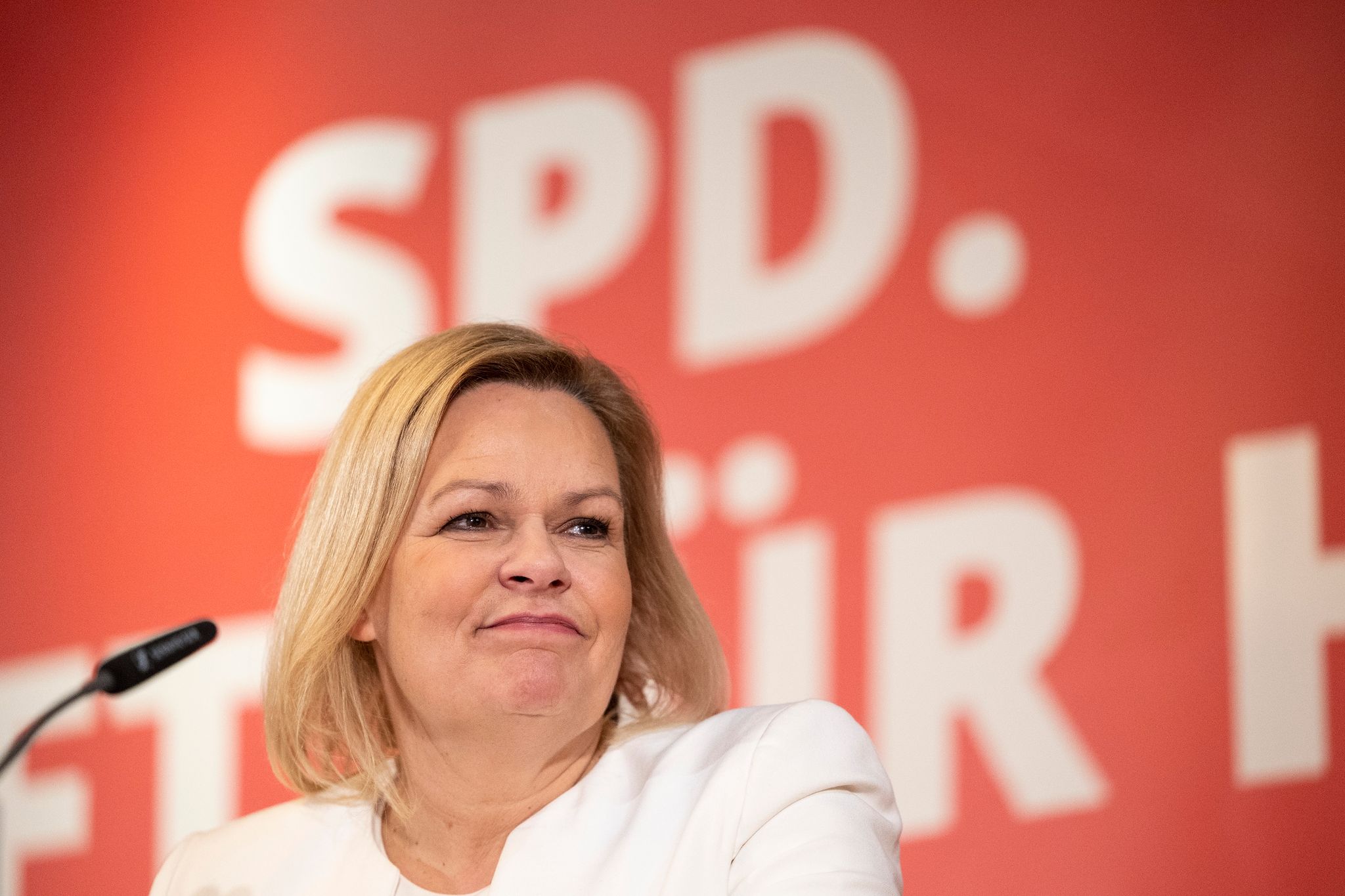 Innenministerin Nancy Faeser(SPD) steht als erste Frau in der Geschichte der Bundesrepublik an der Spitze des Bundesinnenministeriums. (© Hannes P. Albert/dpa)