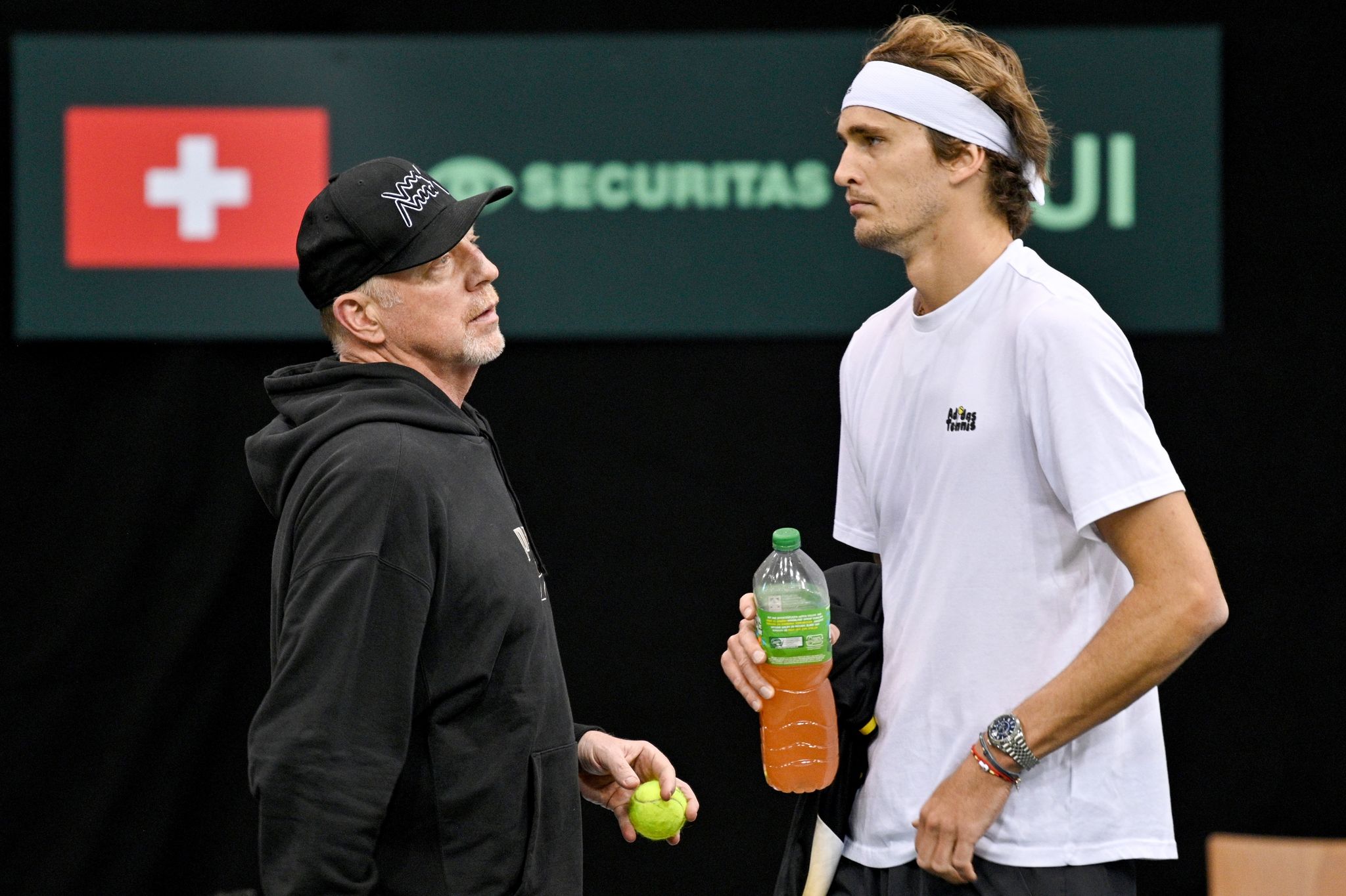 Der ehemalige Tennisprofi Boris Becker (l) und Alexander Zverev stehen beieinander. (© Harald Tittel/dpa)