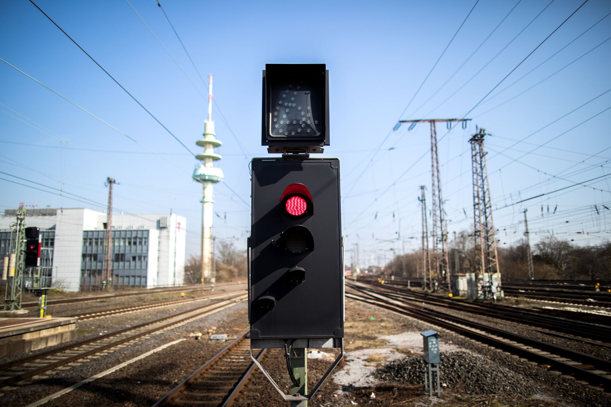 Eine Ampel steht auf rot vor den Gleisen am Hauptbahnhof in Richtung Essen. (© Marcel Kusch/dpa)