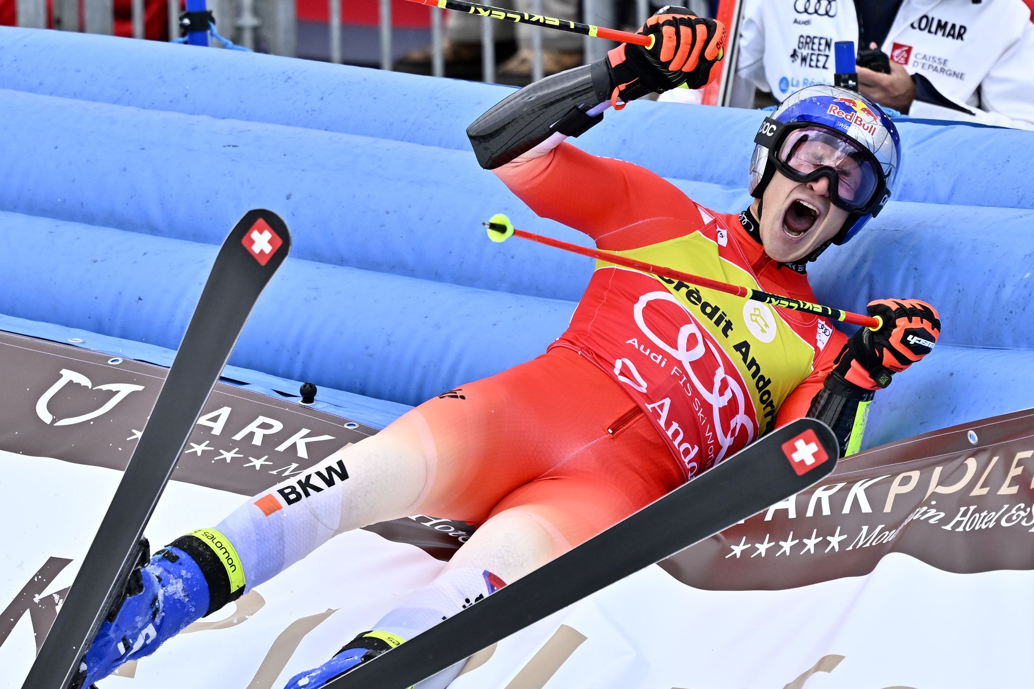 In dieser Saison eine Klasse für sich: Der Schweizer Ski-Star Marco Odermatt. (© Jean-Christophe Bott/KEYSTONE/dpa)